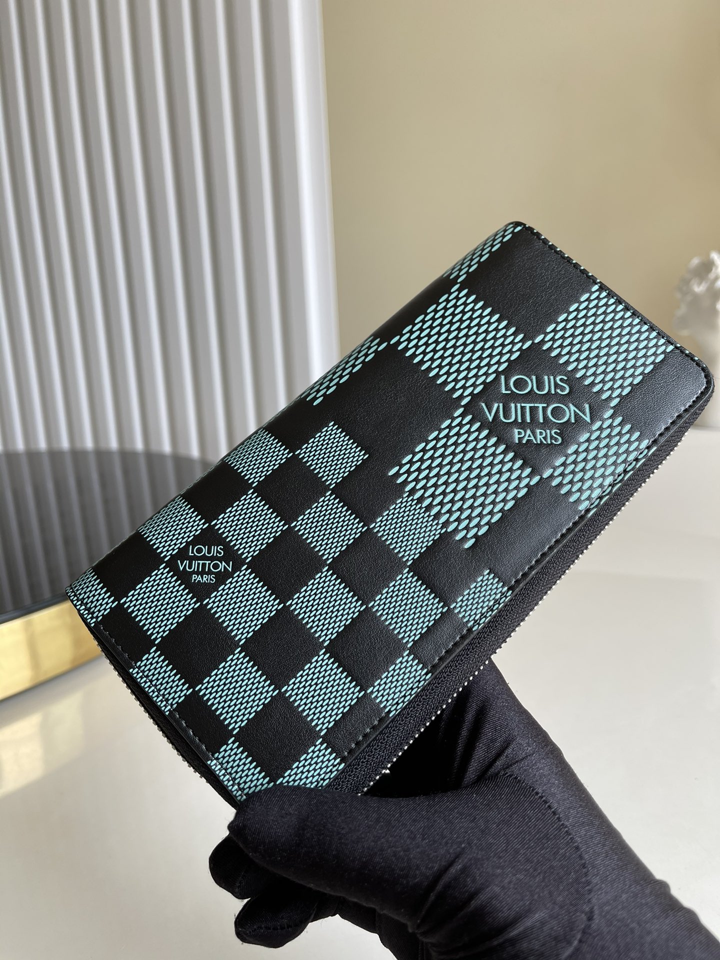 NO:396515,【Exclusive real shot M60442】Green grid Zippy Vertical wallet This model is contaminated with the contemporary atmosphere of the new Damier Infini 3D pattern, and depicts plaid prints of different sizes for smooth cowhide. The wrap-around zipper opens the card slot and the compartment for storing banknotes, coins and documents. Size W10*H20*D2 a.300, LV [original leather], louis vuitton, cowhide19860909【独家实拍M60442】绿格 Zippy Vertical 钱夹 本款沾染全新 Damier Infini 3D 图案的当代气息,为顺滑牛皮描绘大小不一的格纹印花.环绕式拉链开启卡位和收纳纸钞、硬币及文件的隔层.尺寸W10*H20*D2 a.300,LV【原厂皮】,louis vuitton,cowhide,Bag