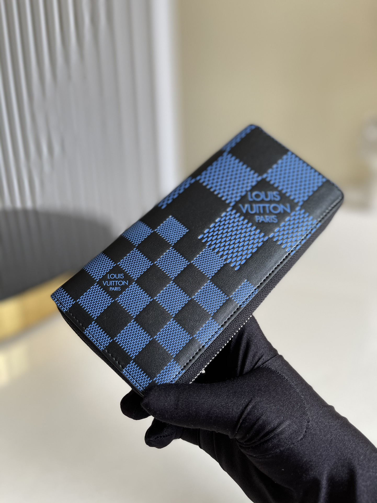 NO:396512,【Exclusive real shot M60442】Blue Graphic Zippy Vertical wallet This model is contaminated with the contemporary atmosphere of the new Damier Infini 3D pattern, and depicts plaid prints of different sizes for smooth cowhide. The wrap-around zipper opens the card slot and the compartment for storing banknotes, coins and documents. Size W10*H20*D2 a.300, LV [original leather], louis vuitton, cowhide19860909【独家实拍M60442】蓝格 Zippy Vertical 钱夹 本款沾染全新 Damier Infini 3D 图案的当代气息,为顺滑牛皮描绘大小不一的格纹印花.环绕式拉链开启卡位和收纳纸钞、硬币及文件的隔层.尺寸W10*H20*D2 a.300,LV【原厂皮】,louis vuitton,cowhide,Bag
