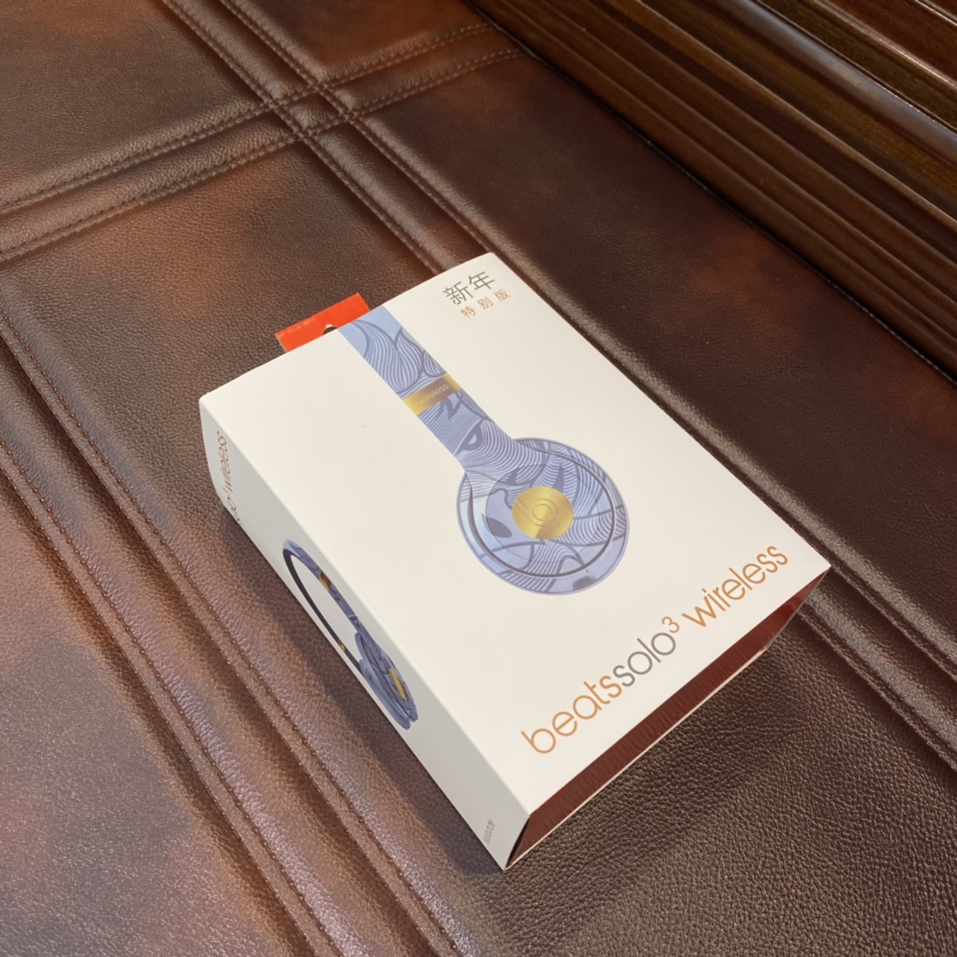 本地放店💰65
Beats Solo3 猪年限定头戴式耳机
颜值非常高 个人感觉完爆所有款…
看上它的第一眼可能就是颜值了 精致 小而美
和市面其他几十块的通货真的差距太多了
完全脱离了线的束缚 带上它安静听首老歌 感觉太爽了!!
功能非常强悍 搭配原生的芯片
开机自带苹果系统弹窗开机动画 二次自动连接
大家放心入手 功能音质非常非常好
左右键=切歌 长按左右键=调节音量
双击中间键=接听挂断电话 支持收音机电台模式!