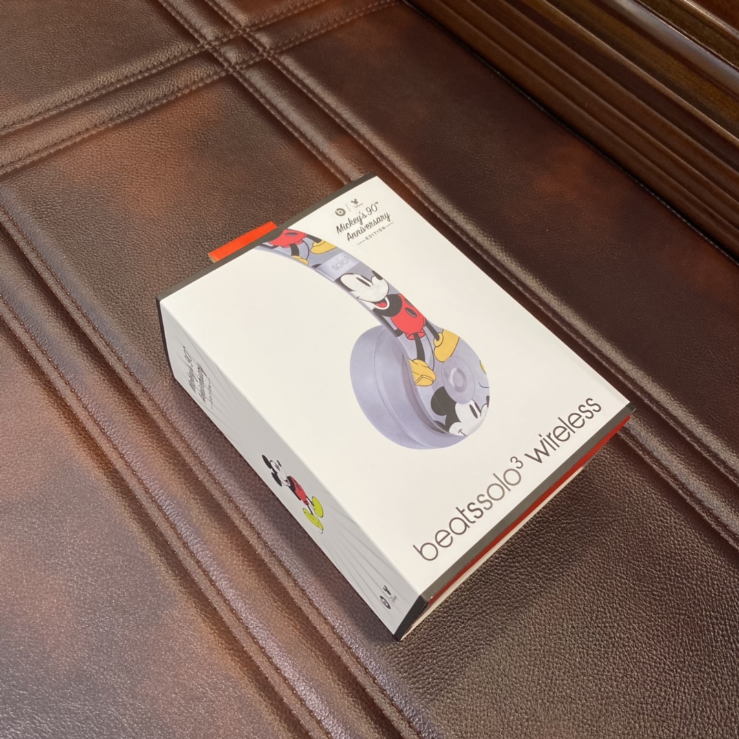 本地放店💰65
Beats Solo3 米老鼠限定头戴式耳机
颜值非常高 个人感觉完爆所有款…
看上它的第一眼可能就是颜值了 精致 小而美
和市面其他几十块的通货真的差距太多了
完全脱离了线的束缚 带上它安静听首老歌 感觉太爽了!!
功能非常强悍 搭配原生的芯片
开机自带苹果系统弹窗开机动画 二次自动连接
大家放心入手 功能音质非常非常好
左右键=切歌 长按左右键=调节音量
双击中间键=接听挂断电话 支持收音机电台模式!