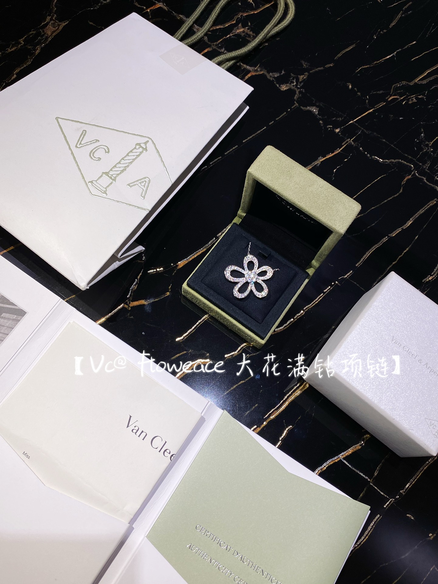 NO:632613,88280 [Vc@ floweace large flower full of diamond necklace] ·The flower is three-dimensional, the whole is concave, and the double-layered stamens in the middle are protruding outwards, which makes it visually more agile. ·The small triangle wrapping the diamond stamens in the middle is the most obvious thing our family should make, which will make the diamond look more compact, fuller, and full of high-end feeling. ·The clean diamond hole position on the back, and a flower shape in the middle, is particularly delicate and beautiful.  I heard that Bai Fumei is wearing this vca flowerlace lace clavicle chain. The high-end and true fragrance series is full of femininity. The upper body is sweet but not greasy. It is exquisite and elegant in white gold with diamonds. It is refreshing and versatile. We use sterling silver material, which is very heavy-duty. The whole body is not allergic to sterling silver. Silver is also very easy to take care of. It will be highly used when you buy it back and it will not fade for a long time!  Please see the pictures for the craftsmanship, the real thing will be more exquisite!  Must buy models, necklace, pure silver, Cartier high-end jewelry1986090988280【Vc@ floweace 大花满钻项链】 ·花朵是立体的,整体是往内凹的,中间的双层花蕊往外凸起,视觉上会显得比较灵动 ·中间包裹钻石花蕊的小三角我们家应该做的最明显的,会让钻石看起来更紧凑,更饱满,满满高级感 ·背面干净利落的钻石孔位,中间也是一个花朵形状,特别精致有美感 听说白富美都在戴它vca flowerlace蕾丝花锁骨链,高奢真香系列女人味十足,上身甜而不腻,精致优雅满钻白金色,清爽还百搭.我们采用纯银材质,非常重工通体纯银不过敏,银色也非常好打理,买回去使用率会很高,放多久都不会褪色！工艺看图片哦,实物会更精致！一定要入的款哦,,necklace,pure silver,卡迪亚高端饰品,Jewelry