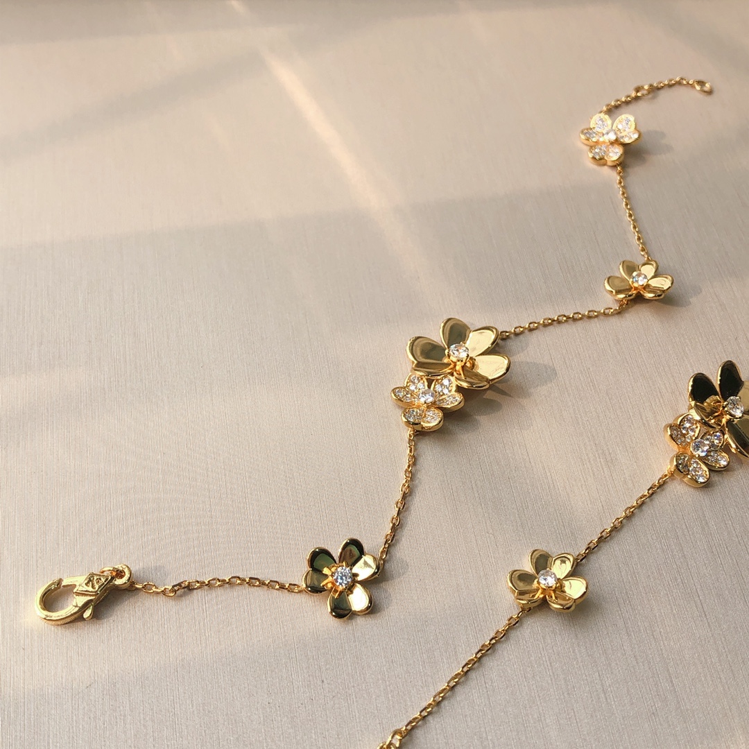 NO:101444,Today's update Vc a multi-flower bracelet The real thing is really great!  Very noble!  About 6g, Vca bracelet, bracelet19860909今日更 V c a多花手链 实物真的很棒！很有贵气！ 约6g,Vca手链,bracelet,Jewelry