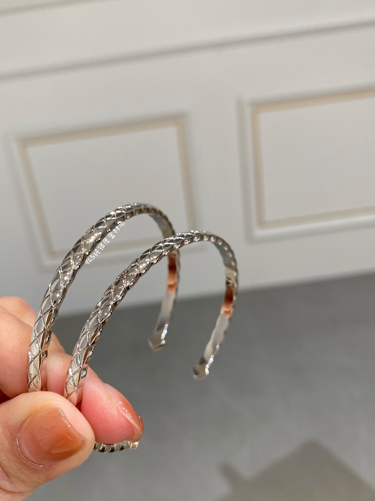 NO:634350,Coco Crush bracelet, what we make is a one-to-one version of z, and all the details are consistent with z. The diamond pattern on the outer ring layer is carved with the hardest diamond knife to form a gradient effect. Many on the market are flush. This process is very difficult!  The overall shape is arc-shaped and is carved using an imported CNC engraving machine. It is very bright and exquisite. Whether it is a necklace, ring or earrings or bracelet, they are all made with the best craftsmanship in sterling silver to achieve the high-end effect that everyone is pursuing!  The code number is 17#, don’t worry too much about the code number, it can be adjusted; unit price is 88260 for smooth surface, 88280 for diamonds, earrings, necklace, ring, bracelet, pure silver, Cartier high-end jewelry19860909Coco crush手镯,我们做的是z一对一版,和z所有细节达到一致外圈层的菱格纹是用最坚硬的钻石刀雕刻形成渐变的效果,市面很多都是齐平的,这个工艺难度非常高！整体是一个弧形的,采用进口CNC精雕机精雕,非常光亮精致这系列不管是项链戒指还是耳环手镯,都是用纯银里最好的工艺来完成,达到大家追求的高端效果！ 码数17#,码数不用太在意,可以调节； 单价光面88260 带钻88280,,earrings,necklace,ring,bracelet,pure silver,卡迪亚高端饰品,Jewelry