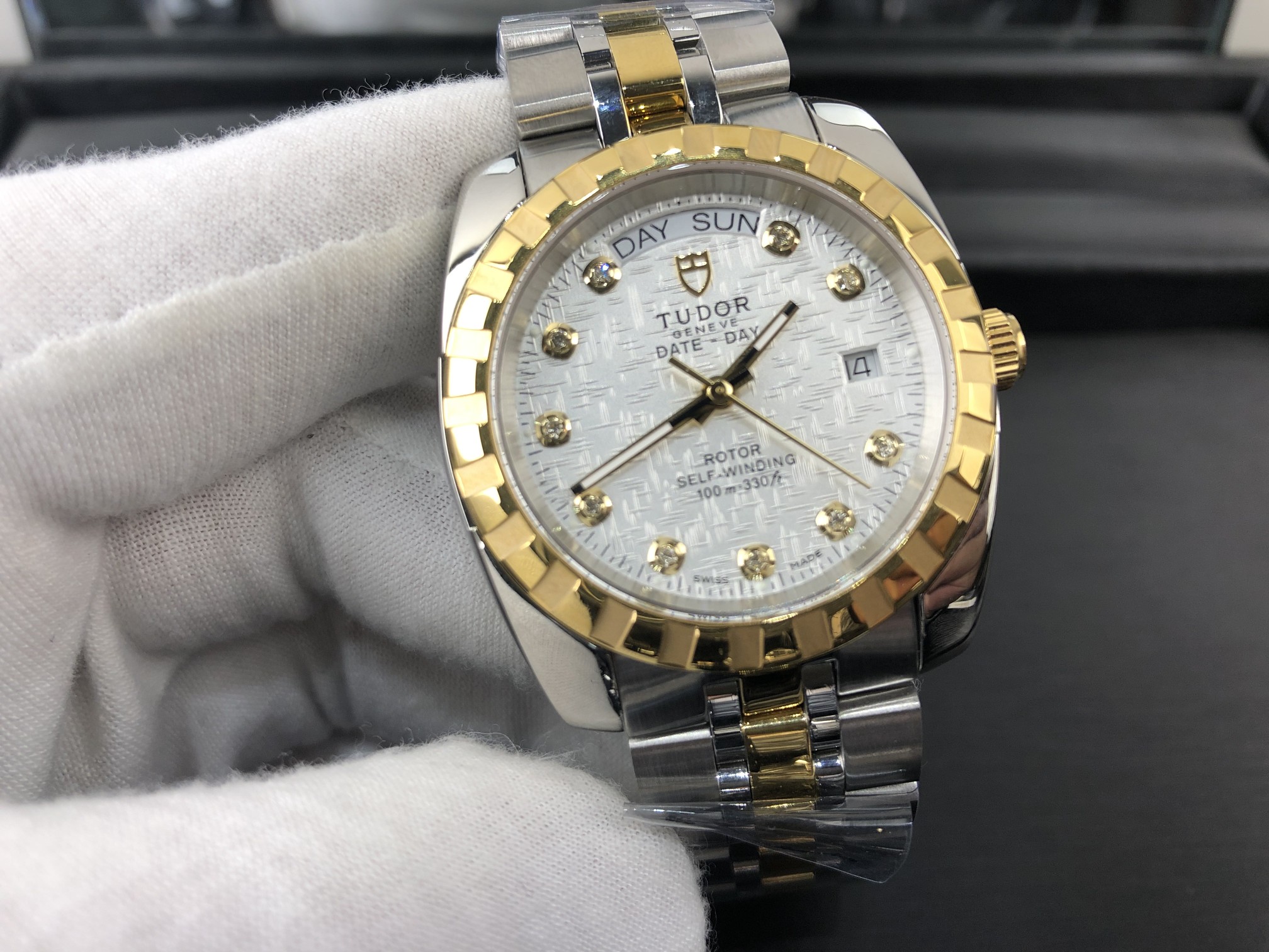 Tudor 皇家 帝舵间金男表