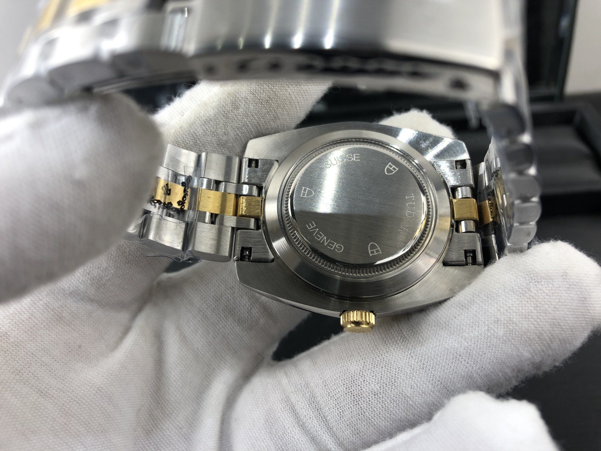 Tudor 皇家 帝舵间金男表