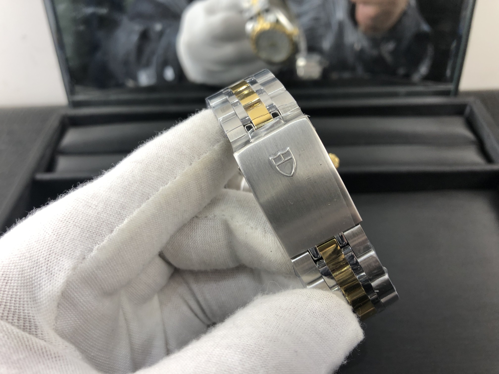 Tudor 皇家 帝舵间金男表