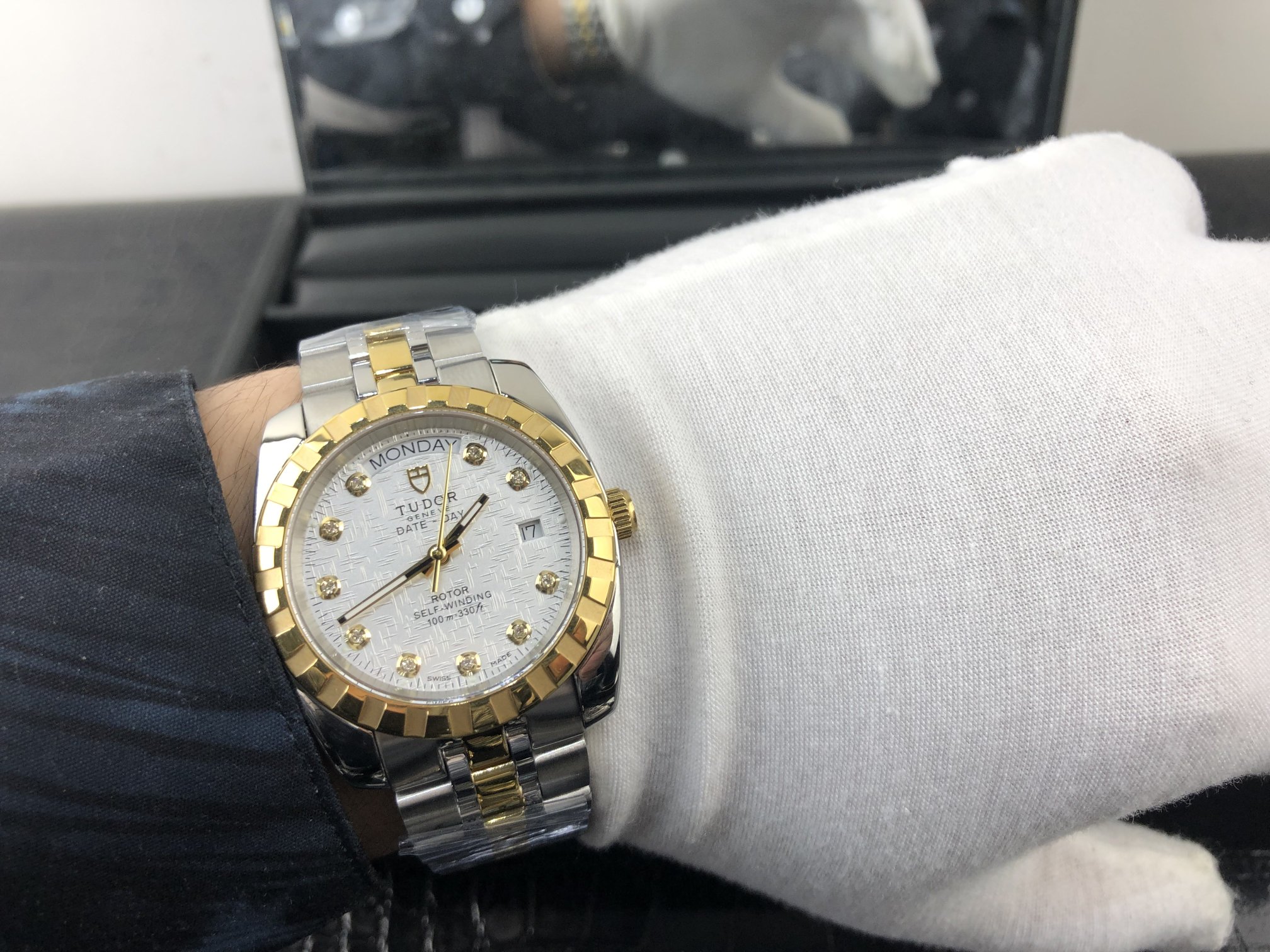 Tudor 皇家 帝舵间金男表