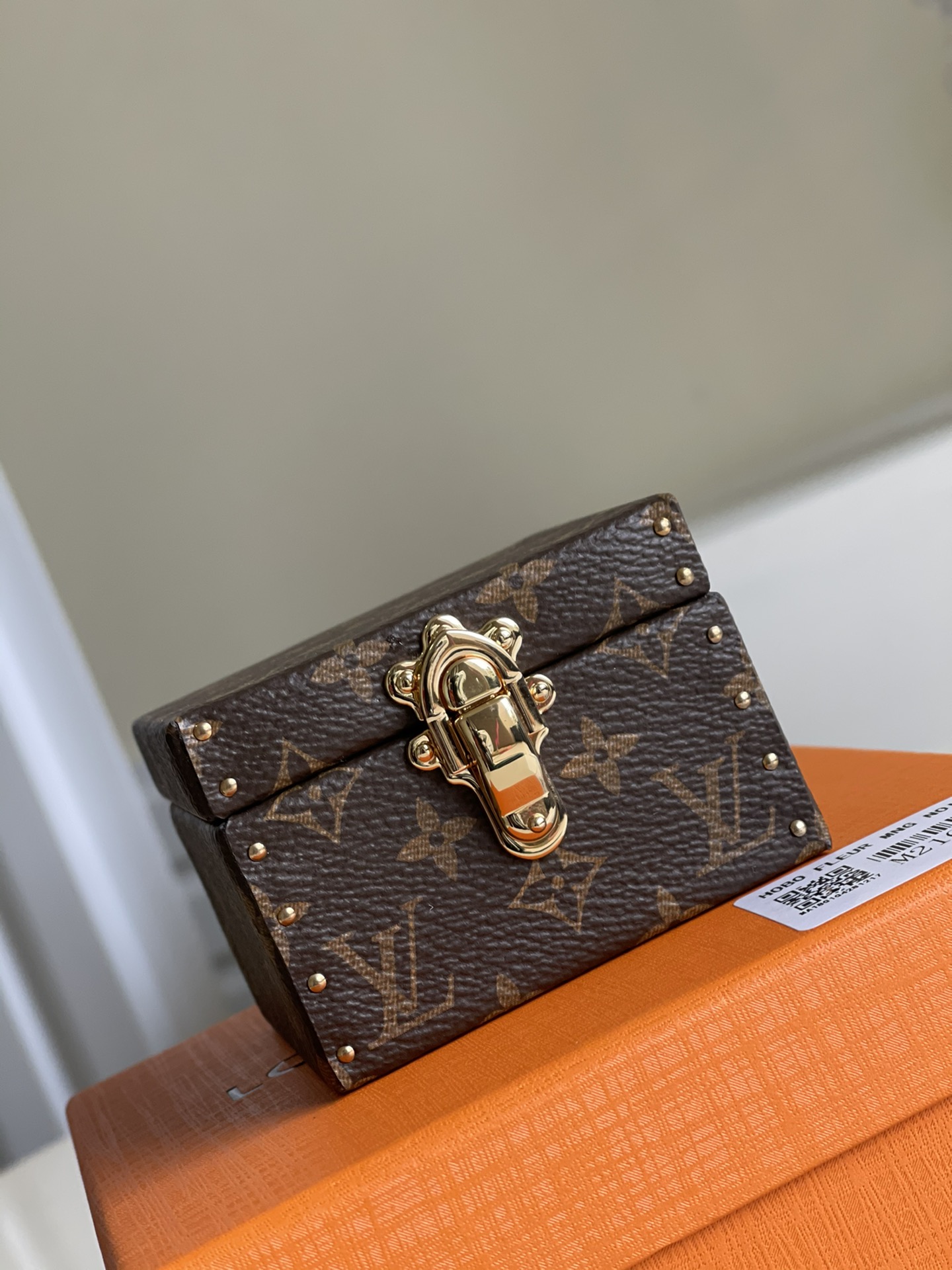 NO:396676,【Exclusive real shot M21010】 Ring box crin Déclaration As a romantic gift choice, it can hold engagement rings or other jewelry. This product is expected to arrive more than six months. Monogram coated canvas outer layer - Suede goatskin inner layer - Gold metal accessories - Outer layer without decoration (no lozine strap or metallic buckle) - Front embroidered with rivets - Inner design cleverly protects exquisite jewelry Size 7.5 x 7.5 x 5.5 cm (length x height x width) e.,LV 【original leather】,louis vuitton,ring,sheepskin19860909【独家实拍M21010】 戒指盒crin Déclaration 作为浪漫的礼品之选,可以盛放订婚戒指或其他珠宝. 此款产品预计到货时间大于六个月. Monogram涂层帆布外层 - 绒面山羊皮内层 - 金色金属配件 - 外层无装饰（无lozine带子或金属色搭扣） - 正面绣有铆钉 - 内层设计巧妙地保护精致的珠宝首饰 尺寸7.5 x 7.5 x 5.5 厘米 (长度 x 高 x 宽)e.,LV【原厂皮】,louis vuitton,ring,sheepskin,Bag