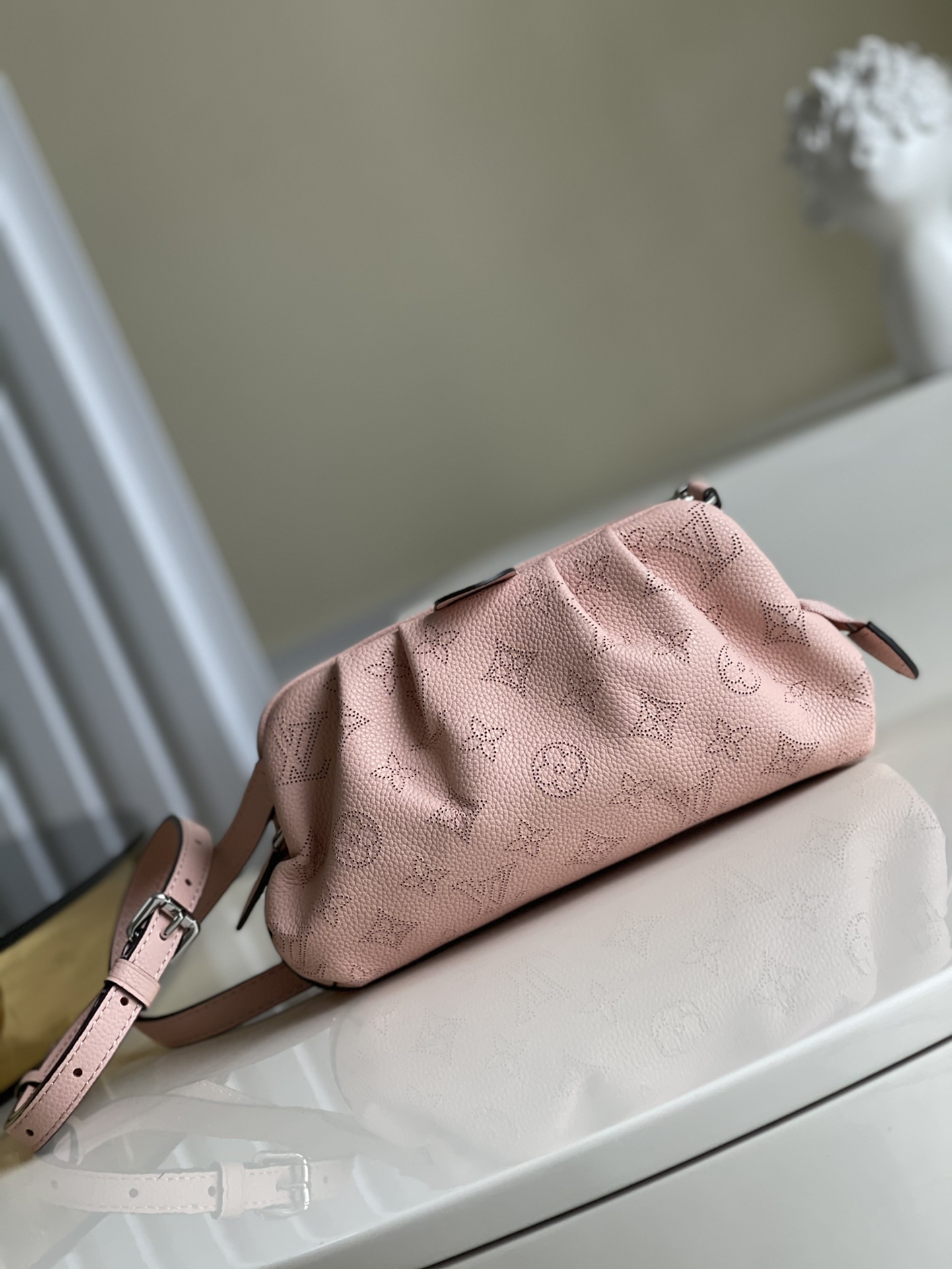 NO:396678,【Exclusive real photo M80092 pink M80093 black M80094 light blue】Scala mini handbag picks inspiration toward the curtain, and then depicts the classic Monogram pattern perforated for soft flowered calfskin. Enriched space to accommodate daily needs, and the removable and adjustable shoulder straps achieve multiple carrying methods. Size 23 x 12.5 x 5 w.,LV【Original Leather】,louis vuitton,cowhide19860909【独家实拍M80092粉 M80093黑 M80094浅蓝】Scala 迷你手袋向帷幔褶裥采撷灵感,再为柔软镂花小牛皮描绘经典 Monogram 图案穿孔.充裕空间容纳日常所需,可拆卸并调节的肩带实现多种背携方式.尺寸23 x 12.5 x 5 w.,LV【原厂皮】,louis vuitton,cowhide,Bag