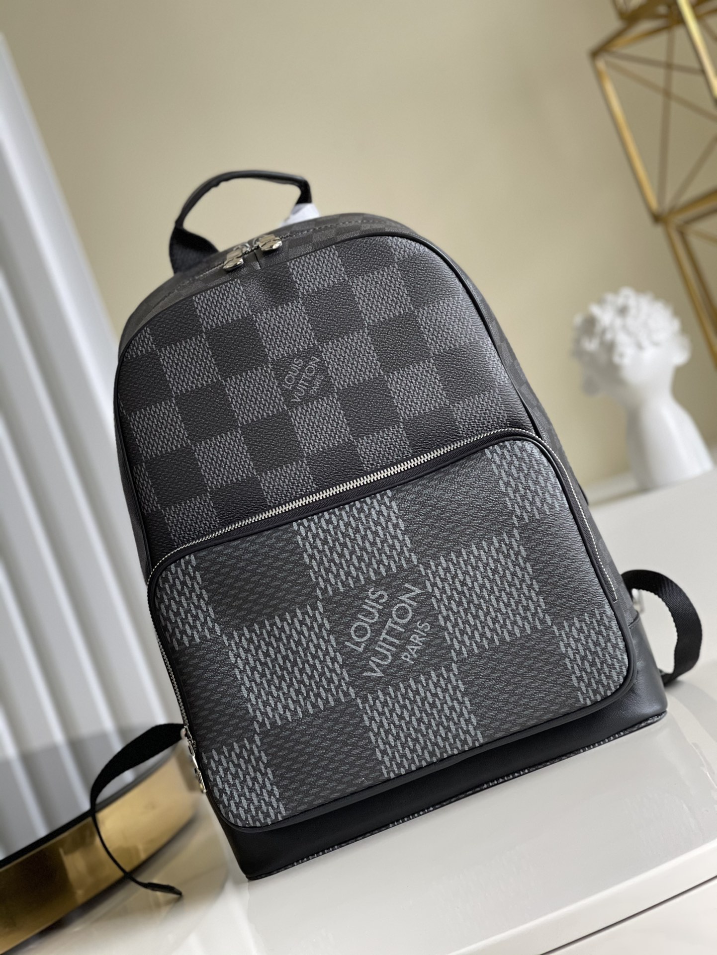 NO:396682,[Exclusive real photo N50009] n50008 This Campus backpack presents Damier plaid with flexible coated canvas, releasing the attention of contemporary style. Zippered compartment creates plenty of space, handles and adjustable leather shoulder straps realize multiple ways of carrying, expressing spirit with elegant techniques. Size 30 x 39 x 13cm m.770, LV [original leather], louis vuitton19860909【独家实拍N50009】n50008本款 Campus 双肩包以柔韧涂层帆布呈现尺寸各异的 Damier 格纹,释放瞩目当代格调.拉链隔层构筑充裕空间,手柄和可调节皮革肩带实现多种背携方式,以雅致手法宣示精神.尺寸30 x 39 x 13cm m.770,LV【原厂皮】,louis vuitton,Bag