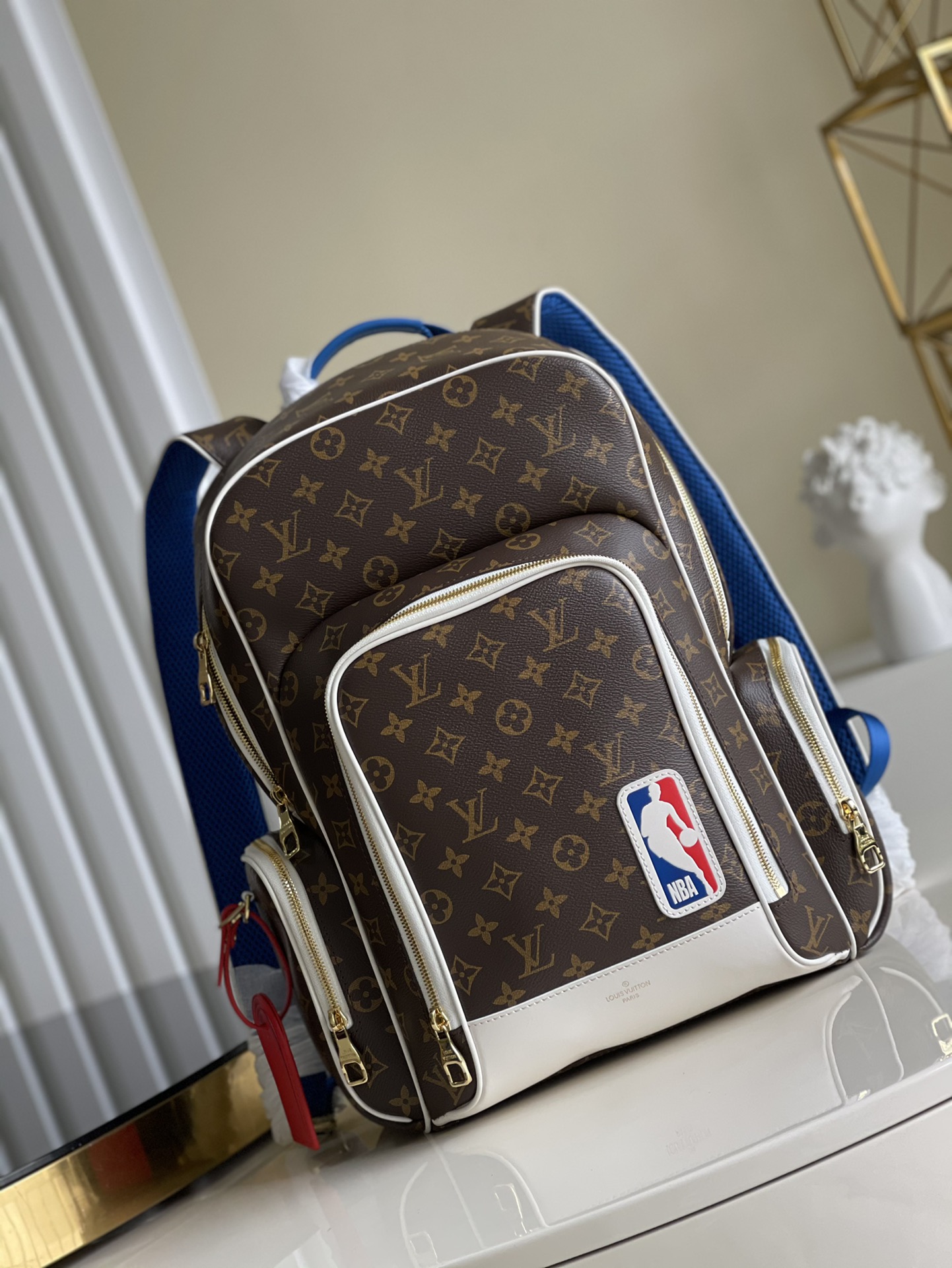 NO:396684,【Exclusive real shot M45581】Virgil Abloh is a classic Monogram canvas for LVxNBA New backpacks. The NBA iconic color is incorporated into the basketball details and embroidered on the rear grid to coexist with comfort and shape. Multiple pockets are suitable for daily storage. Size24x45x19cm (the bag is large and the packaging cannot be placed, so there is no packaging) t.850, LV [original leather], louis vuitton19860909【独家实拍M45581】Virgil Abloh 为 LVxNBA New 双肩包的经典 Monogram 帆布融入 NBA 标志性色彩 再将篮球细节刺绣于后部网格 令舒适与型格并存 多口袋适宜收纳日常所需 size24x45x19cm（包较大放 包装放不下 所以没有配包装）t.850,LV【原厂皮】,louis vuitton,Bag