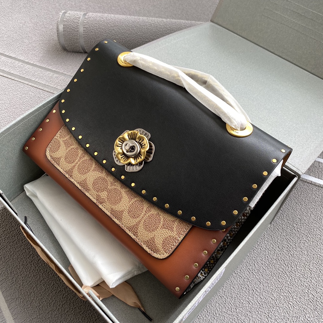 蔻驰新版山茶花/顶级原单 💰260 
所有女生都想拥有的一款轻奢包包.工整有型.质地轻盈.工整而轻盈的手袋可胜任不同场合.将上城优雅与下城简约相融.包身采用光滑皮革和经典标志涂层帆布制作.配备茶玫瑰旋锁口.带有皮革链条带.即可作为长肩带.也可以变为两个短手柄.容量很大.百搭款.怎么背都好看哦~
规格：26*17*10cm