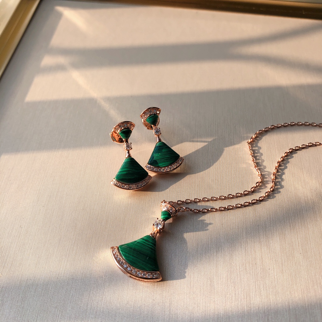 NO:102522,Necklace P stud earrings today update Bv classic skirt set Added ear hanger, Bulgari earrings Bulgari necklace, bottega veneta, bvlgari, skirts, necklace19860909项链p耳钉 今日更 Bv 经典裙子套装 新增耳吊,宝格丽耳钉宝格丽项链,bottega veneta,bvlgari,skirts,necklace,Jewelry