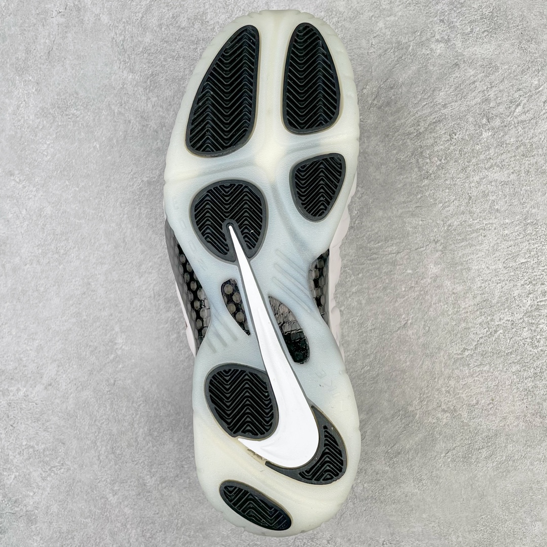 图片[8]-💰510 NK Air Foamposite One 换勾泡 莞产原底面 公司渠道同模具 鞋型发泡360度无死角 双层Zoom气垫植入 中底完美注胶 搭载原厂碳纤维材质 诞生于1997年的NK Air Foamposite系列可以说是整个球鞋历史上最为经典的系列之一 也就是我们常说的“喷”和“泡” 其中“喷”由Foamposite One代言人Penny的英文音译而来 而“泡”则来源于另一款鞋型 Foamposite Pro中\”pro\”的音译 在诞生初期 由于高昂的造价以及超前的外形 Foamposite系列的反对者不在少数 甚至有人认为这款鞋会毁掉整个球鞋行业 但事实证明这双灵感来自于甲虫 自带“黑科技”鞋面以及双层Zoom+大块碳板的太空球鞋不仅受到了大众的接受与追捧 并且成功的影响了篮球鞋的发展 SIZE：38.5 39 40 40.5 41 42 42.5 43 44 44.5 45 46 编码：by5936080-运动鞋