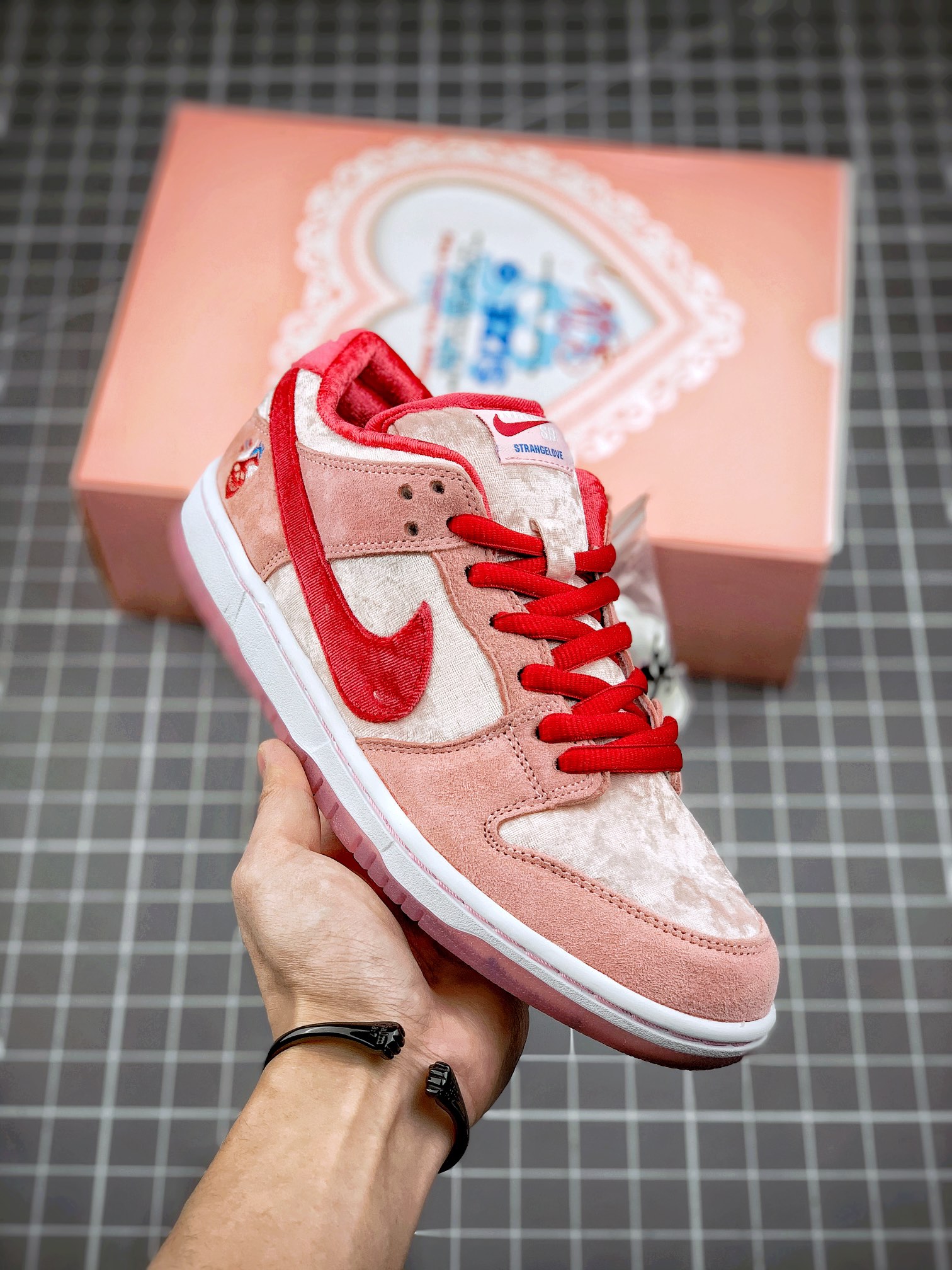 NK SB Dunk Low x StrangeLove TAGLIA: 36 36.5 37.5 38 38.5 39 40 40.5 41 42 42.5 43 44 44.5 45 46 47.5