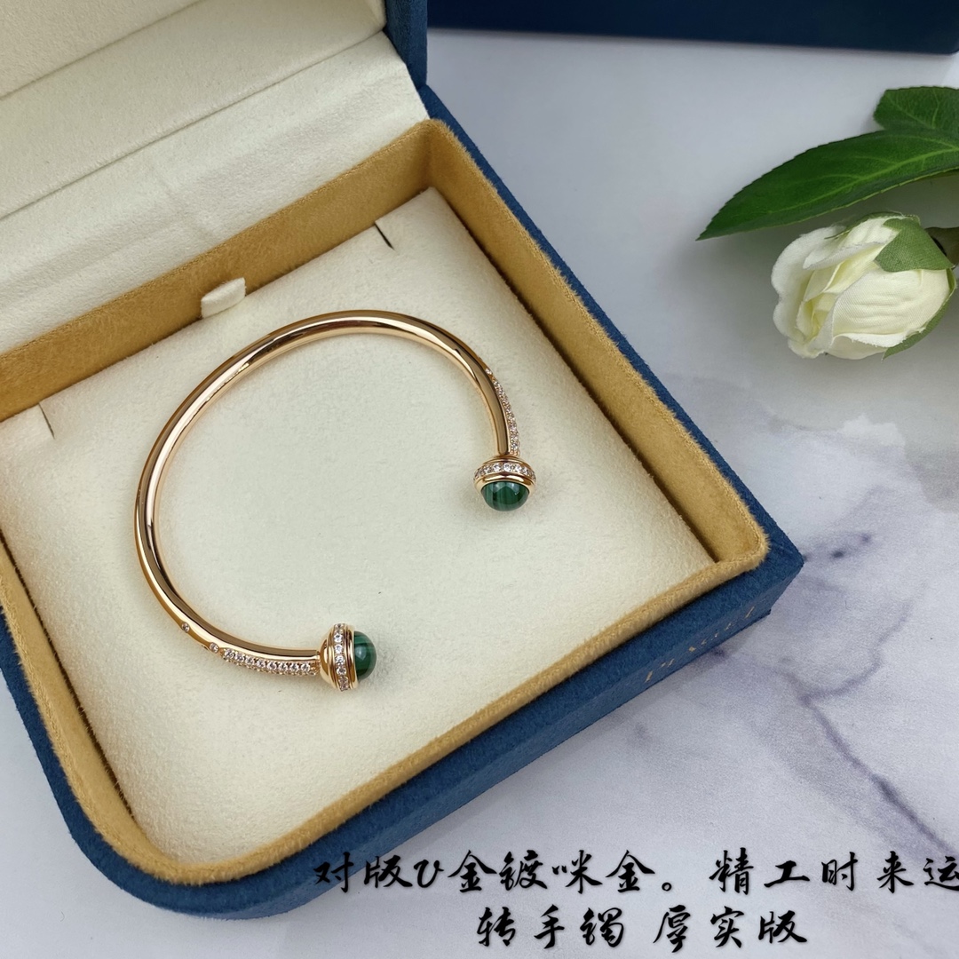 对版，V金镀咪金。红玛瑙满钻215，天然孔雀石满钻230💰。高级精工版 镀咪金  伯爵转动小球手镯 自由搭配多彩POSSESSION勾勒你独一无二的个性魅力，在阳光下尽情释放独特光华，轻轻转动 #PiagetPossession#，畅游异彩纷呈的璨阳人生