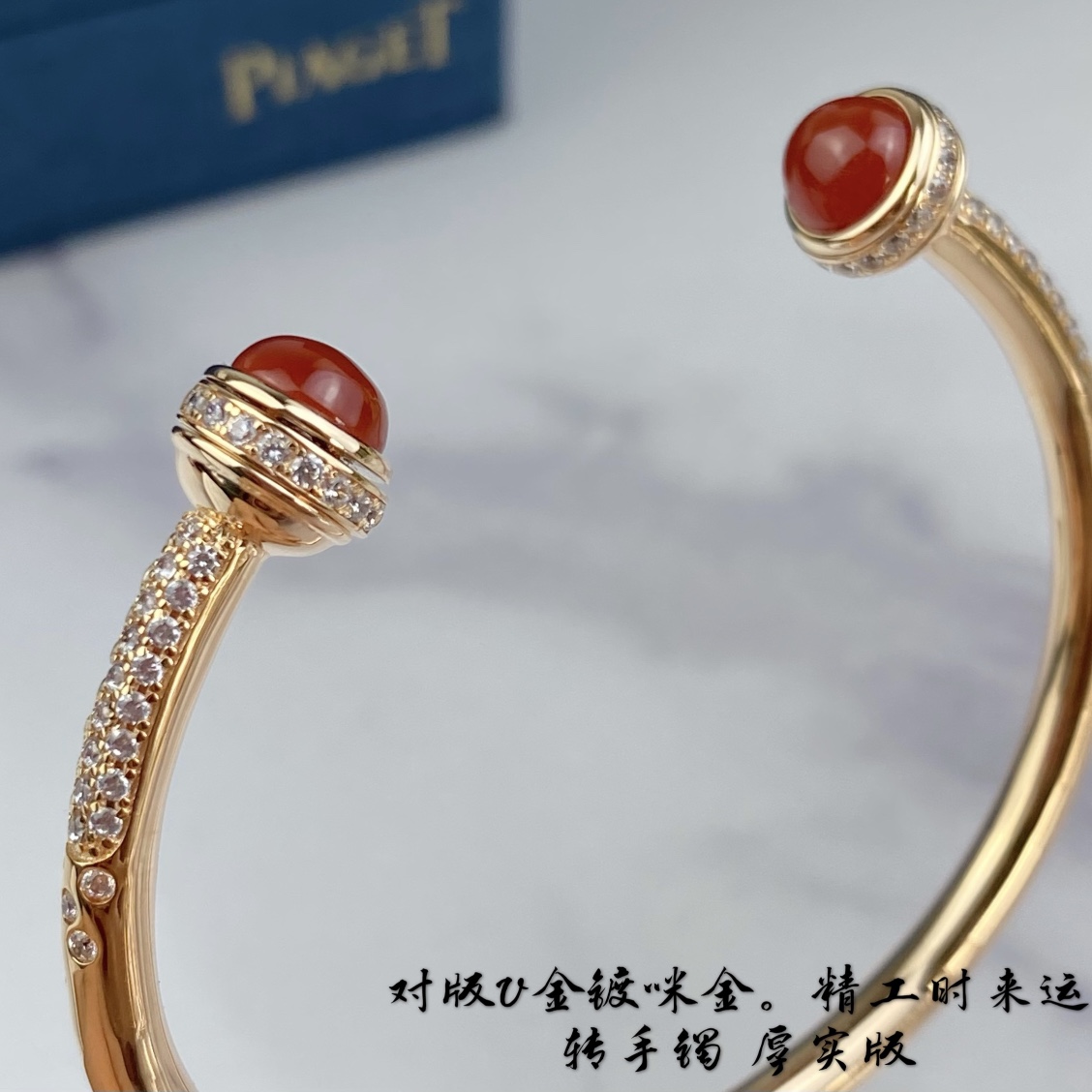 对版，V金镀咪金。红玛瑙满钻215，天然孔雀石满钻230💰。高级精工版 镀咪金  伯爵转动小球手镯 自由搭配多彩POSSESSION勾勒你独一无二的个性魅力，在阳光下尽情释放独特光华，轻轻转动 #PiagetPossession#，畅游异彩纷呈的璨阳人生