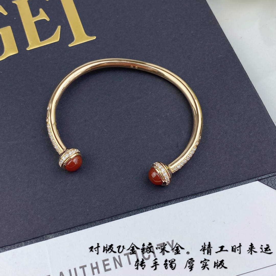 对版，V金镀咪金。红玛瑙满钻215，天然孔雀石满钻230💰。高级精工版 镀咪金  伯爵转动小球手镯 自由搭配多彩POSSESSION勾勒你独一无二的个性魅力，在阳光下尽情释放独特光华，轻轻转动 #PiagetPossession#，畅游异彩纷呈的璨阳人生