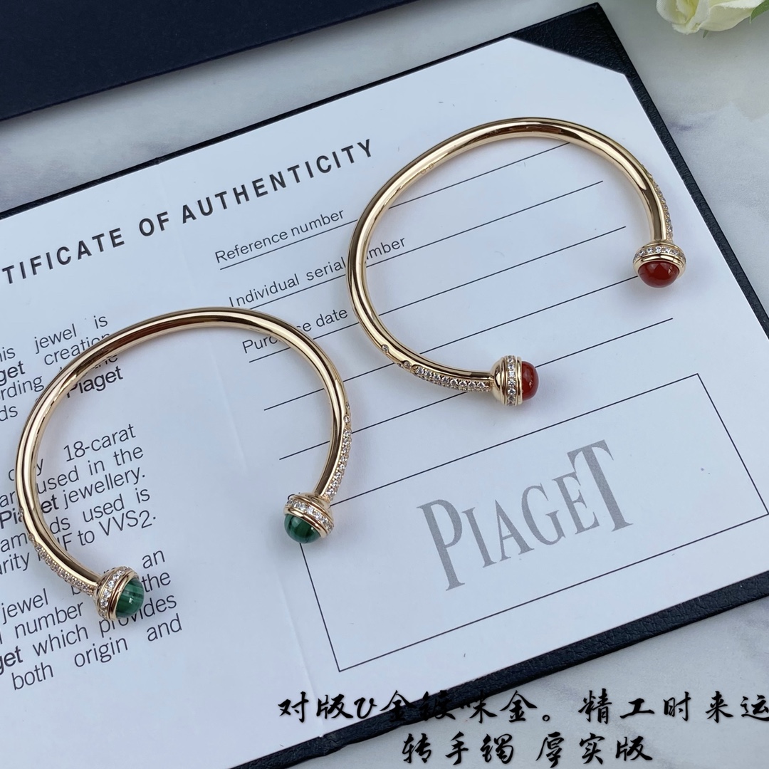 对版，V金镀咪金。红玛瑙满钻215，天然孔雀石满钻230💰。高级精工版 镀咪金  伯爵转动小球手镯 自由搭配多彩POSSESSION勾勒你独一无二的个性魅力，在阳光下尽情释放独特光华，轻轻转动 #PiagetPossession#，畅游异彩纷呈的璨阳人生