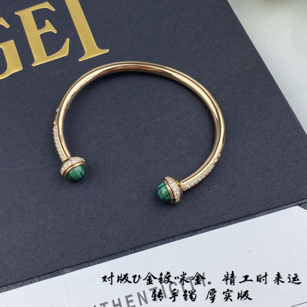 对版，V金镀咪金。红玛瑙满钻215，天然孔雀石满钻230💰。高级精工版 镀咪金  伯爵转动小球手镯 自由搭配多彩POSSESSION勾勒你独一无二的个性魅力，在阳光下尽情释放独特光华，轻轻转动 #PiagetPossession#，畅游异彩纷呈的璨阳人生