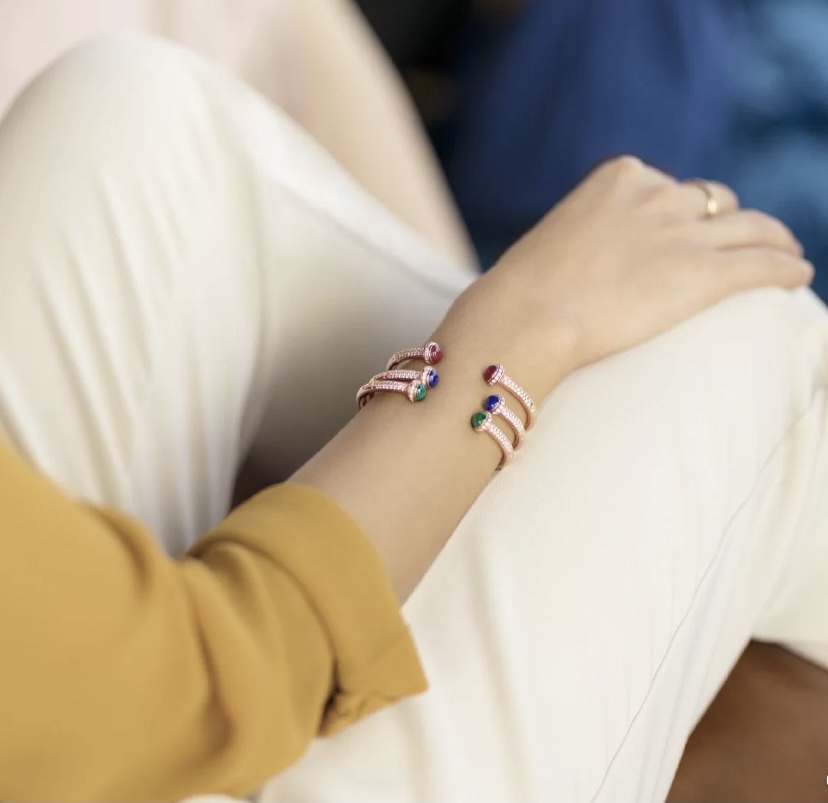 对版，V金镀咪金。红玛瑙满钻215，天然孔雀石满钻230💰。高级精工版 镀咪金  伯爵转动小球手镯 自由搭配多彩POSSESSION勾勒你独一无二的个性魅力，在阳光下尽情释放独特光华，轻轻转动 #PiagetPossession#，畅游异彩纷呈的璨阳人生