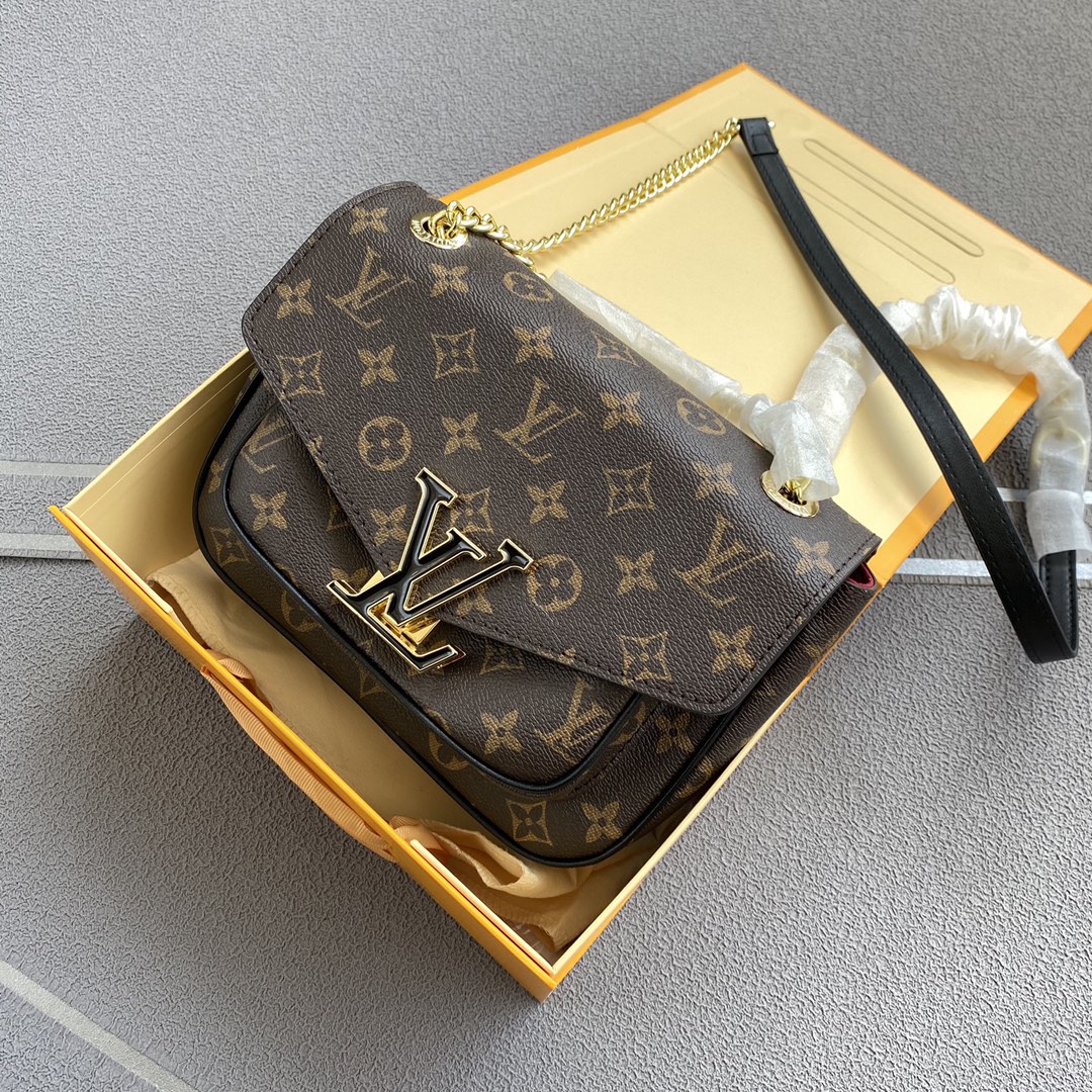 LV新款邮差Chain Bag 链条包 💰260
以 Monogram 帆布塑造玲珑构型.搭配树脂 LV 磁扣.于不经意间点明潮流先锋.前后外袋和内袋便于取放随身物品.安心出席昼夜场合.
详细特征
24 x 17 x 12 厘米 
(长度 x 高 x 宽)
Monogram 涂层帆布
超细纤维内衬
前袋
拉链内袋
后袋
链条：可滑动调整.不可拆卸.
链条半长：51.0 厘米