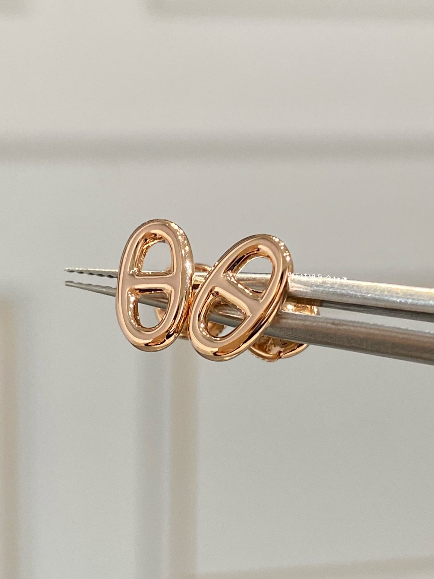 NO:102152,Pig nose earrings are simple and elegant, with small pig nostrils very cute. They are also very convenient to wear. You can wear them at work every day. Hermes earrings, hermes19860909猪鼻子耳钉 简约气质款,小小的猪鼻孔很可爱哦 佩戴起来也很方便,日常上班都可以戴滴,爱马仕耳钉,hermes,Jewelry