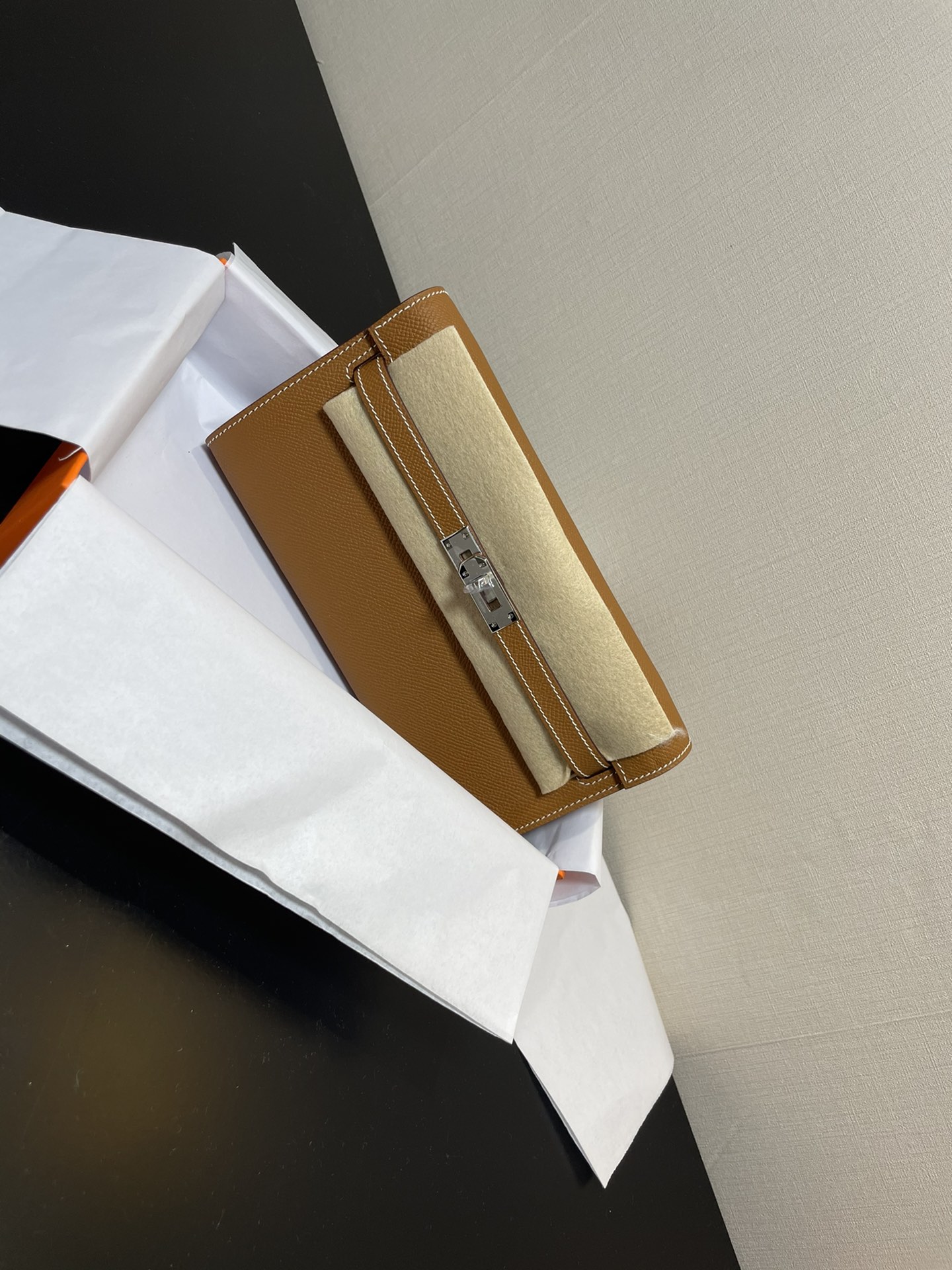 NO:699621,Half-hand ready stock Kelly woc hot-selling model, everyone must pay, practical, multi-purpose, detailed picture, color golden brown, synchronized counter wax thread sewing A grade ESOM leather [ready stock] (dimensions length 20.5 x width 11 x thickness 2 cm)  Kelly crossbody bag, with shoulder strap, 4 card slots, 2 bill pockets, 1 central zipper coin purse, perfect with a small card holder, Hermes, hermes, wallets, satchels, crossbody bags, Hermes,19860909半手现货 Kelly woc热销款,每个人必收款,实用,多用处,细节图 颜色金棕色,同步专柜蜡线缝制 A级ESOM皮【现货】（尺寸长20.5 x 宽11x 厚2厘米） 凯丽斜挎包,有肩带,4个卡槽,2个钞票口袋,1个中央拉链零钱包,配上小卡包再佳,爱马仕,hermes,wallets,satchels,crossbody bags,Hermes,,Bag