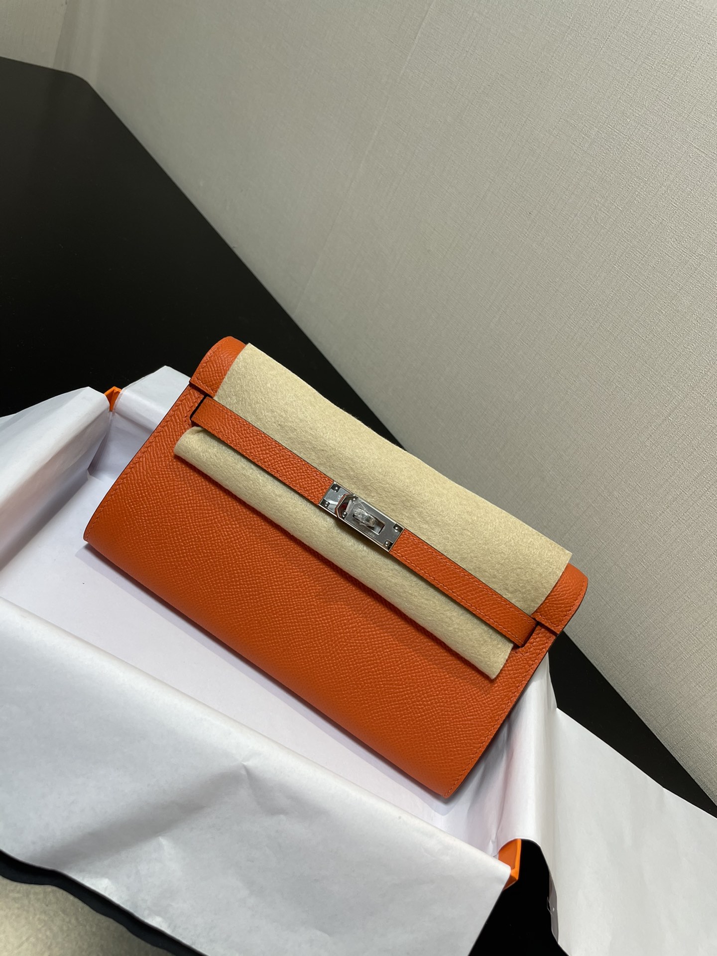 NO:699604,Half-hand ready stock Kelly woc hot-selling model, everyone must pay, practical, multi-purpose, detailed picture, color orange, synchronized counter wax thread sewing A grade ESOM leather [ready stock] (dimensions length 20.5 x width 11 x thickness 2 cm)  Kelly crossbody bag, with shoulder strap, 4 card slots, 2 bill pockets, 1 central zipper coin purse, perfect with a small card holder, Hermes, hermes, wallets, satchels, crossbody bags, Hermes,19860909半手现货 Kelly woc热销款,每个人必收款,实用,多用处,细节图 颜色橙色,同步专柜蜡线缝制 A级ESOM皮【现货】（尺寸长20.5 x 宽11x 厚2厘米） 凯丽斜挎包,有肩带,4个卡槽,2个钞票口袋,1个中央拉链零钱包,配上小卡包再佳,爱马仕,hermes,wallets,satchels,crossbody bags,Hermes,,Bag