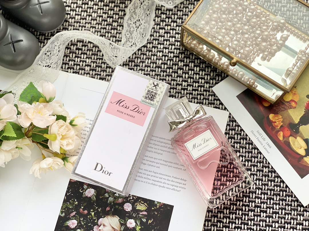 95💰专柜品质
新款Dior迪奥漫舞玫瑰香水100ml
新上的Rose N'Roses ,以玫瑰的芳香明亮而充满活力,使你能感受到“站在格拉斯的一片花田中心”。且丰富的玫瑰香气被香柠檬和其他基于柑橘类水果的气息烘托,而基调则由白麝香构成。
前调:意大利橘子,香柠檬,天竺葵精油
中调:格拉斯玫瑰,大马士革玫瑰
基调:白麝香
浓厚的花香打造出仿如置身花海的感觉。五月玫瑰,格拉斯加玫瑰、大马士革玫瑰交繊的花香,加上鲜甜的佛手柑和蜜桔果香,再添上天竺葵精萃保持香调中的柑橘清新气息,成为了这支充满活力的淡香薰
闻过才知道什么是令人怦然心动的缤纷气息,因为它不只是玫瑰香,甚至被万千玫瑰花海围绕的绚烂花香.