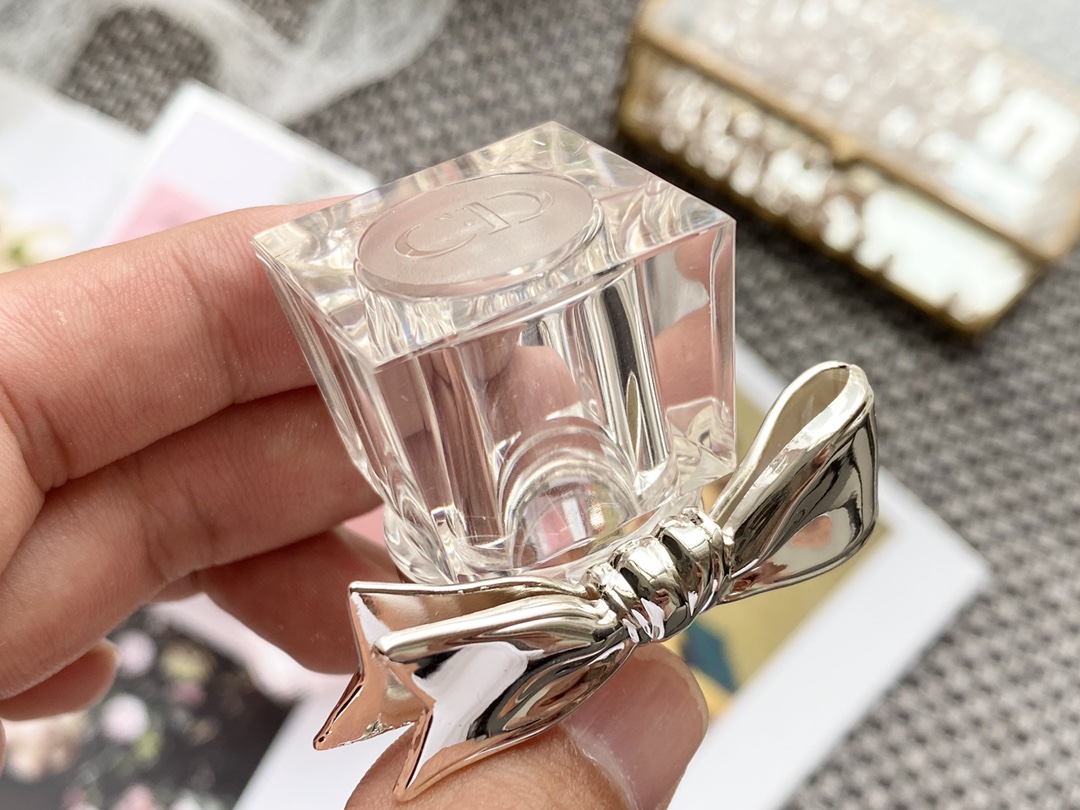 95💰专柜品质
新款Dior迪奥漫舞玫瑰香水100ml
新上的Rose N'Roses ,以玫瑰的芳香明亮而充满活力,使你能感受到“站在格拉斯的一片花田中心”。且丰富的玫瑰香气被香柠檬和其他基于柑橘类水果的气息烘托,而基调则由白麝香构成。
前调:意大利橘子,香柠檬,天竺葵精油
中调:格拉斯玫瑰,大马士革玫瑰
基调:白麝香
浓厚的花香打造出仿如置身花海的感觉。五月玫瑰,格拉斯加玫瑰、大马士革玫瑰交繊的花香,加上鲜甜的佛手柑和蜜桔果香,再添上天竺葵精萃保持香调中的柑橘清新气息,成为了这支充满活力的淡香薰
闻过才知道什么是令人怦然心动的缤纷气息,因为它不只是玫瑰香,甚至被万千玫瑰花海围绕的绚烂花香.