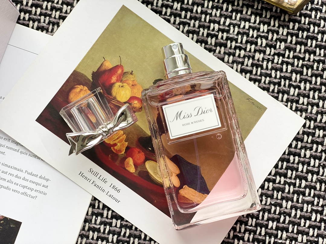 95💰专柜品质
新款Dior迪奥漫舞玫瑰香水100ml
新上的Rose N'Roses ,以玫瑰的芳香明亮而充满活力,使你能感受到“站在格拉斯的一片花田中心”。且丰富的玫瑰香气被香柠檬和其他基于柑橘类水果的气息烘托,而基调则由白麝香构成。
前调:意大利橘子,香柠檬,天竺葵精油
中调:格拉斯玫瑰,大马士革玫瑰
基调:白麝香
浓厚的花香打造出仿如置身花海的感觉。五月玫瑰,格拉斯加玫瑰、大马士革玫瑰交繊的花香,加上鲜甜的佛手柑和蜜桔果香,再添上天竺葵精萃保持香调中的柑橘清新气息,成为了这支充满活力的淡香薰
闻过才知道什么是令人怦然心动的缤纷气息,因为它不只是玫瑰香,甚至被万千玫瑰花海围绕的绚烂花香.