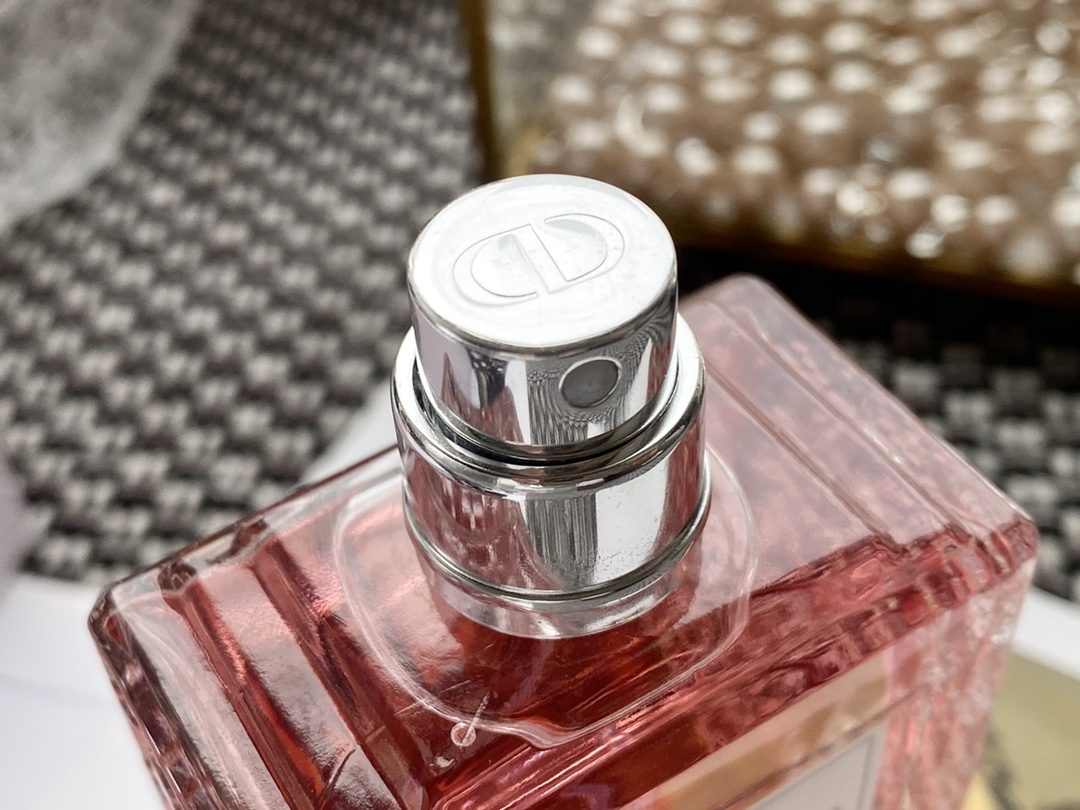 95💰专柜品质
新款Dior迪奥漫舞玫瑰香水100ml
新上的Rose N'Roses ,以玫瑰的芳香明亮而充满活力,使你能感受到“站在格拉斯的一片花田中心”。且丰富的玫瑰香气被香柠檬和其他基于柑橘类水果的气息烘托,而基调则由白麝香构成。
前调:意大利橘子,香柠檬,天竺葵精油
中调:格拉斯玫瑰,大马士革玫瑰
基调:白麝香
浓厚的花香打造出仿如置身花海的感觉。五月玫瑰,格拉斯加玫瑰、大马士革玫瑰交繊的花香,加上鲜甜的佛手柑和蜜桔果香,再添上天竺葵精萃保持香调中的柑橘清新气息,成为了这支充满活力的淡香薰
闻过才知道什么是令人怦然心动的缤纷气息,因为它不只是玫瑰香,甚至被万千玫瑰花海围绕的绚烂花香.