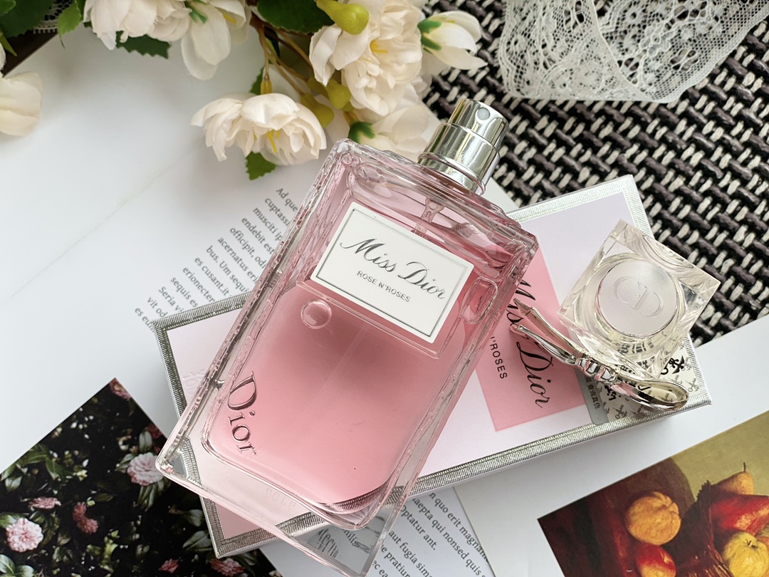 95💰专柜品质
新款Dior迪奥漫舞玫瑰香水100ml
新上的Rose N'Roses ,以玫瑰的芳香明亮而充满活力,使你能感受到“站在格拉斯的一片花田中心”。且丰富的玫瑰香气被香柠檬和其他基于柑橘类水果的气息烘托,而基调则由白麝香构成。
前调:意大利橘子,香柠檬,天竺葵精油
中调:格拉斯玫瑰,大马士革玫瑰
基调:白麝香
浓厚的花香打造出仿如置身花海的感觉。五月玫瑰,格拉斯加玫瑰、大马士革玫瑰交繊的花香,加上鲜甜的佛手柑和蜜桔果香,再添上天竺葵精萃保持香调中的柑橘清新气息,成为了这支充满活力的淡香薰
闻过才知道什么是令人怦然心动的缤纷气息,因为它不只是玫瑰香,甚至被万千玫瑰花海围绕的绚烂花香.