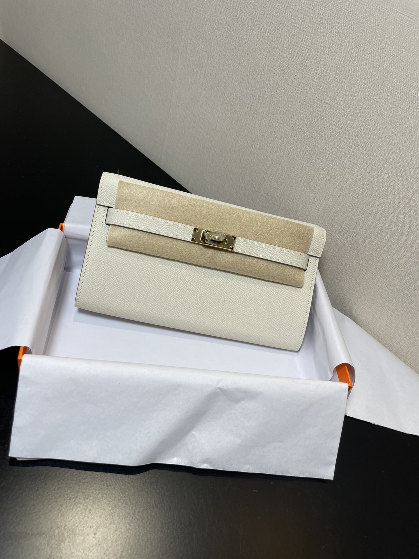 NO:699609,Half-hand ready stock Kelly woc hot-selling model, everyone must pay, practical, multi-purpose, detailed picture color milkshake white, synchronized counter wax thread sewing A grade ESOM leather [ready stock] (dimensions length 20.5 x width 11 x thickness 2 cm)  Kelly crossbody bag, with shoulder strap, 4 card slots, 2 bill pockets, 1 central zipper coin purse, perfect with a small card holder, Hermes, hermes, wallets, satchels, crossbody bags, Hermes,19860909半手现货 Kelly woc热销款,每个人必收款,实用,多用处,细节图 颜色奶昔白,同步专柜蜡线缝制 A级ESOM皮【现货】（尺寸长20.5 x 宽11x 厚2厘米） 凯丽斜挎包,有肩带,4个卡槽,2个钞票口袋,1个中央拉链零钱包,配上小卡包再佳,爱马仕,hermes,wallets,satchels,crossbody bags,Hermes,,Bag