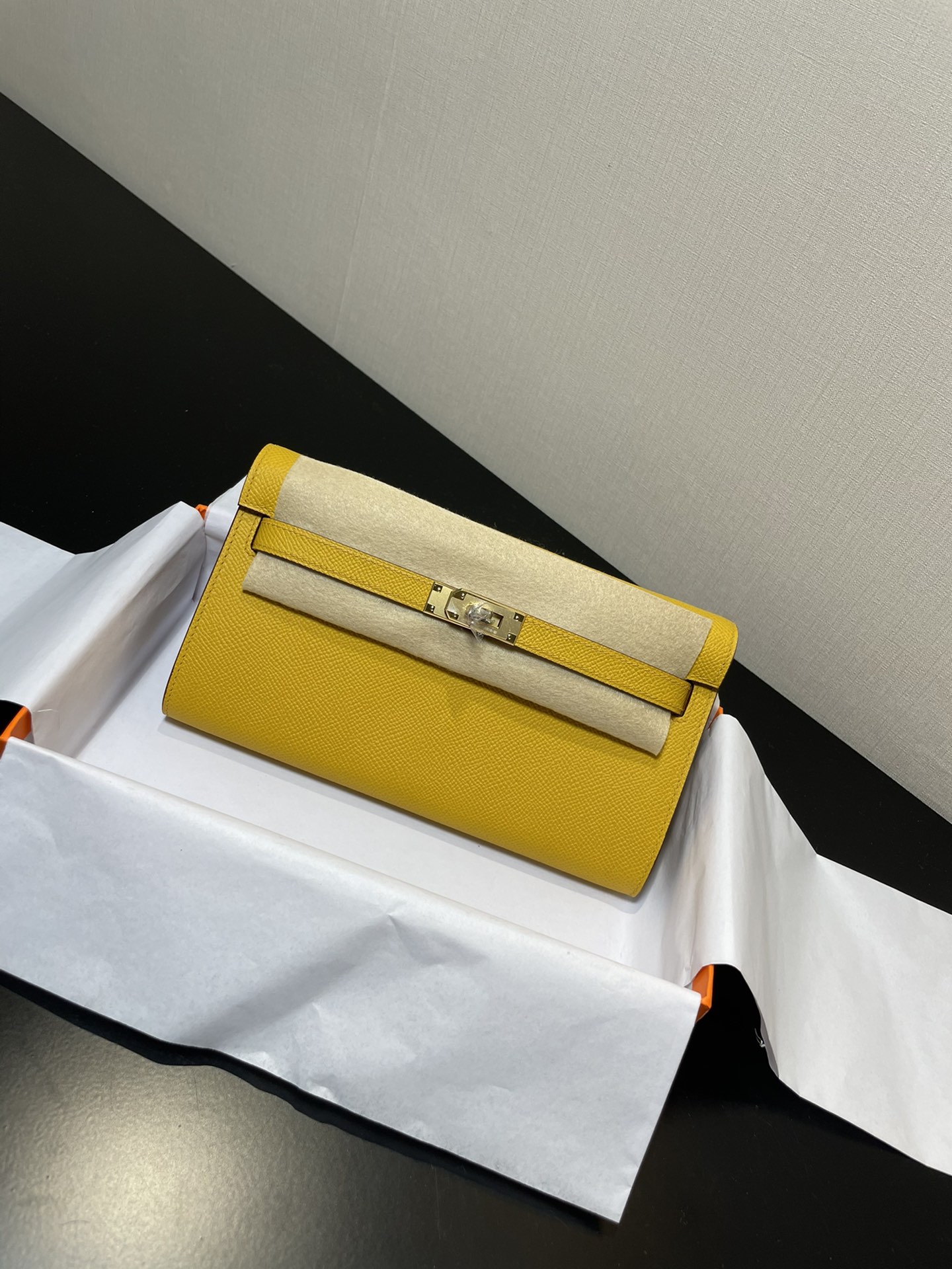 Hermès Kelly woc best-selling model, everyone must pay for it, practical, multi-purpose, detailed picture Color Naples yellow, leather epsom [Rea
