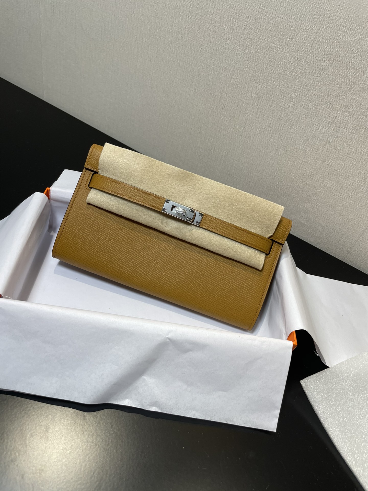 NO:699620,Half-hand ready stock Kelly woc hot-selling model, everyone must pay, practical, multi-purpose, detailed picture color sesame color, synchronized counter wax thread sewing A grade ESOM leather [ready stock] (dimensions length 20.5 x width 11 x thickness 2 cm)  Kelly crossbody bag, with shoulder strap, 4 card slots, 2 bill pockets, 1 central zipper coin purse, perfect with a small card holder, Hermes, hermes, wallets, satchels, crossbody bags, Hermes,19860909半手现货 Kelly woc热销款,每个人必收款,实用,多用处,细节图 颜色芝麻色,同步专柜蜡线缝制 A级ESOM皮【现货】（尺寸长20.5 x 宽11x 厚2厘米） 凯丽斜挎包,有肩带,4个卡槽,2个钞票口袋,1个中央拉链零钱包,配上小卡包再佳,爱马仕,hermes,wallets,satchels,crossbody bags,Hermes,,Bag