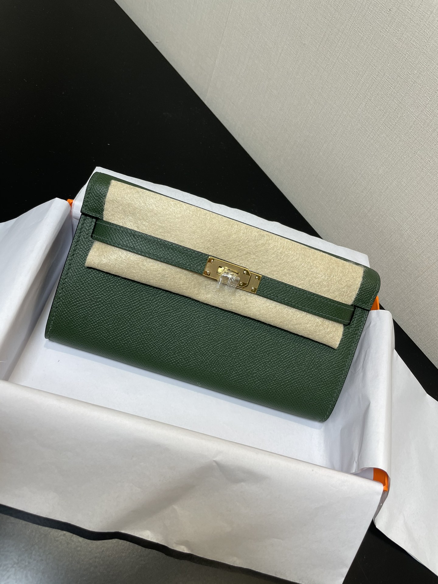 NO:699594,Half-hand ready stock Kelly woc hot-selling model, everyone must pay, practical, multi-purpose, detailed picture, color British green, synchronized counter wax thread sewing A-grade ESOM leather [ready stock] (dimensions length 20.5 x width 11 x thickness 2 cm)  Kelly crossbody bag, with shoulder strap, 4 card slots, 2 bill pockets, 1 central zipper coin purse, perfect with a small card holder, Hermes, hermes, wallets, satchels, crossbody bags, Hermes,19860909半手现货 Kelly woc热销款,每个人必收款,实用,多用处,细节图 颜色英国绿,同步专柜蜡线缝制 A级ESOM皮【现货】（尺寸长20.5 x 宽11x 厚2厘米） 凯丽斜挎包,有肩带,4个卡槽,2个钞票口袋,1个中央拉链零钱包,配上小卡包再佳,爱马仕,hermes,wallets,satchels,crossbody bags,Hermes,,Bag