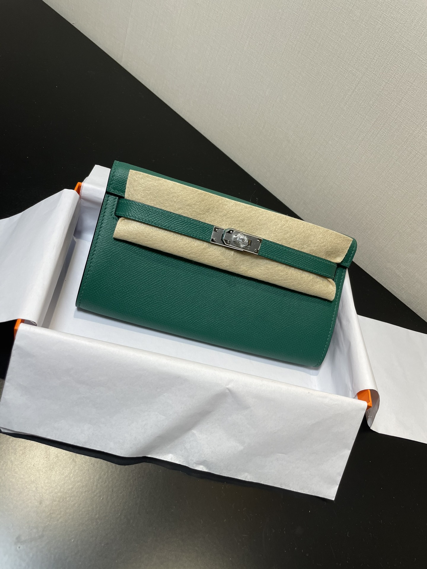 NO:699597,Half-hand ready stock Kelly woc hot-selling model, everyone must pay, practical, multi-purpose, detailed picture, dark green color, simultaneous counter wax thread sewing A-grade ESOM leather [ready stock] (dimensions length 20.5 x width 11 x thickness 2 cm)  Kelly crossbody bag, with shoulder strap, 4 card slots, 2 bill pockets, 1 central zipper coin purse, perfect with a small card holder, Hermes, hermes, wallets, satchels, crossbody bags, Hermes,19860909半手现货 Kelly woc热销款,每个人必收款,实用,多用处,细节图 颜色墨绿,同步专柜蜡线缝制 A级ESOM皮【现货】（尺寸长20.5 x 宽11x 厚2厘米） 凯丽斜挎包,有肩带,4个卡槽,2个钞票口袋,1个中央拉链零钱包,配上小卡包再佳,爱马仕,hermes,wallets,satchels,crossbody bags,Hermes,,Bag