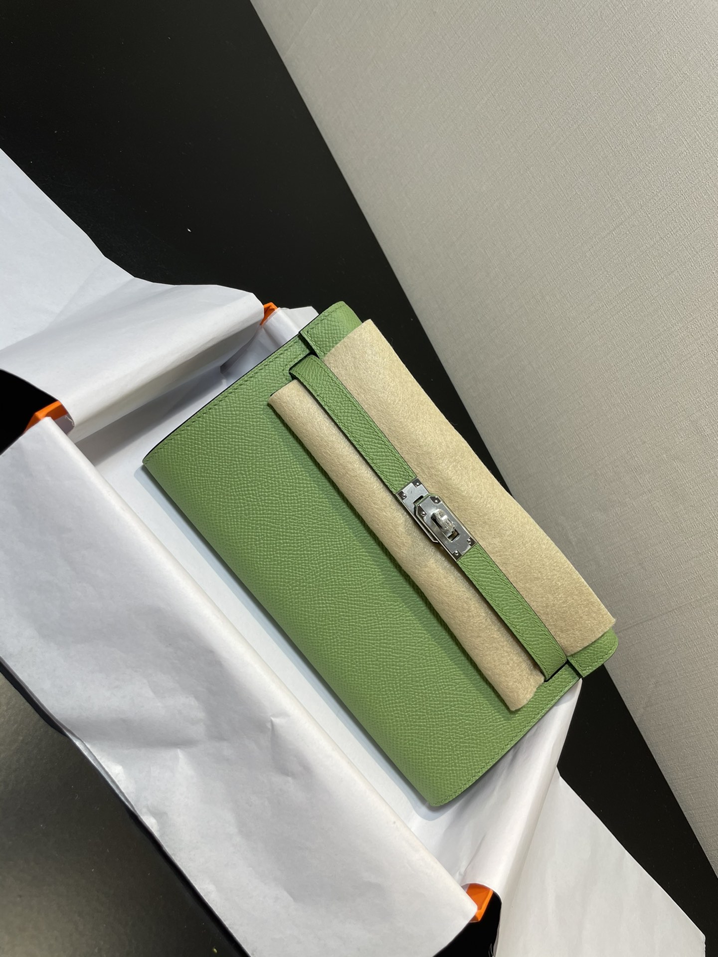 NO:699599,Half-hand ready stock Kelly WOC's best-selling model, everyone must pay for it, practical, multi-purpose, detailed picture Color avocado green, synchronized counter wax thread sewing A-grade ESOM leather [ready stock] (dimensions length 20.5 x width 11 x thickness 2 cm)  Kelly crossbody bag, with shoulder strap, 4 card slots, 2 bill pockets, 1 central zipper coin purse, perfect with a small card holder, Hermes, hermes, wallets, satchels, crossbody bags, Hermes,19860909半手现货 Kelly woc热销款,每个人必收款,实用,多用处,细节图 颜色牛油果绿,同步专柜蜡线缝制 A级ESOM皮【现货】（尺寸长20.5 x 宽11x 厚2厘米） 凯丽斜挎包,有肩带,4个卡槽,2个钞票口袋,1个中央拉链零钱包,配上小卡包再佳,爱马仕,hermes,wallets,satchels,crossbody bags,Hermes,,Bag