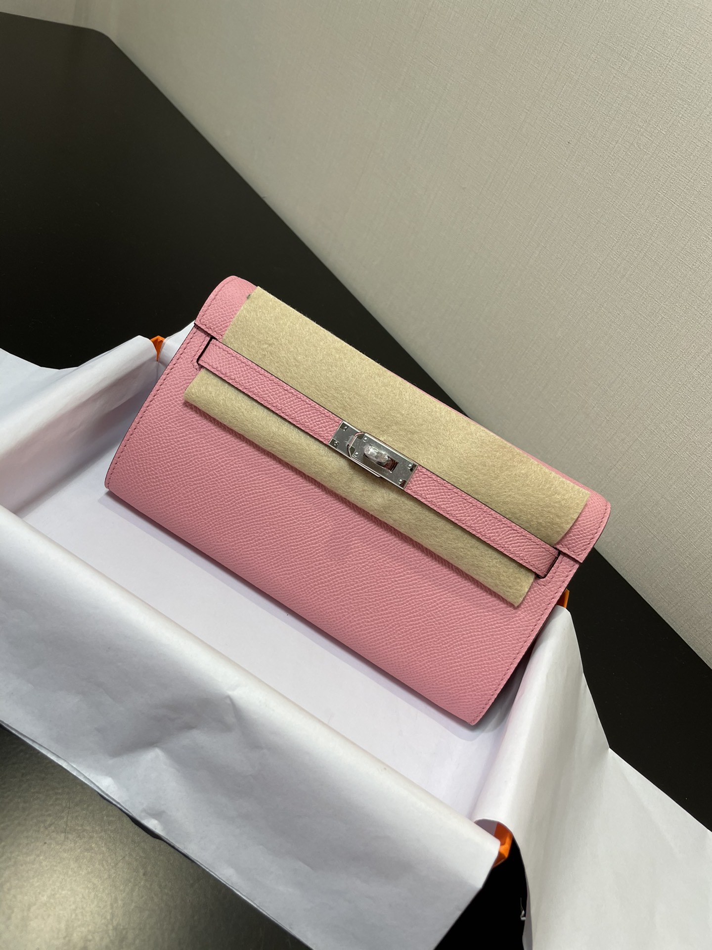 NO:699603,Half-hand ready-made Kelly WOC best-selling model, everyone must pay, practical, multi-purpose, detailed picture, color milkshake powder, synchronized counter wax thread sewing A-grade ESOM leather [ready stock] (dimensions length 20.5 x width 11 x thickness 2 cm)  Kelly crossbody bag, with shoulder strap, 4 card slots, 2 bill pockets, 1 central zipper coin purse, perfect with a small card holder, Hermes, hermes, wallets, satchels, crossbody bags, Hermes,19860909半手现货 Kelly woc热销款,每个人必收款,实用,多用处,细节图 颜色奶昔粉,同步专柜蜡线缝制 A级ESOM皮【现货】（尺寸长20.5 x 宽11x 厚2厘米） 凯丽斜挎包,有肩带,4个卡槽,2个钞票口袋,1个中央拉链零钱包,配上小卡包再佳,爱马仕,hermes,wallets,satchels,crossbody bags,Hermes,,Bag