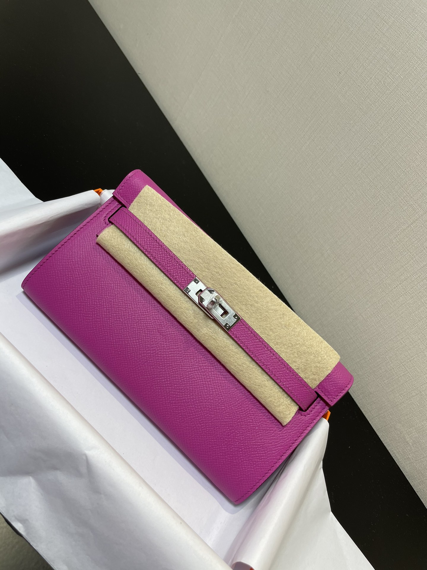 NO:699612,Half-hand ready stock Kelly WOC's best-selling model, everyone must pay for it, practical, multi-purpose, detailed picture, color magnolia pink, synchronized counter wax thread sewing A grade ESOM leather [ready stock] (dimensions length 20.5 x width 11 x thickness 2 cm)  Kelly crossbody bag, with shoulder strap, 4 card slots, 2 bill pockets, 1 central zipper coin purse, perfect with a small card holder, Hermes, hermes, wallets, satchels, crossbody bags, Hermes,19860909半手现货 Kelly woc热销款,每个人必收款,实用,多用处,细节图 颜色玉兰粉,同步专柜蜡线缝制 A级ESOM皮【现货】（尺寸长20.5 x 宽11x 厚2厘米） 凯丽斜挎包,有肩带,4个卡槽,2个钞票口袋,1个中央拉链零钱包,配上小卡包再佳,爱马仕,hermes,wallets,satchels,crossbody bags,Hermes,,Bag