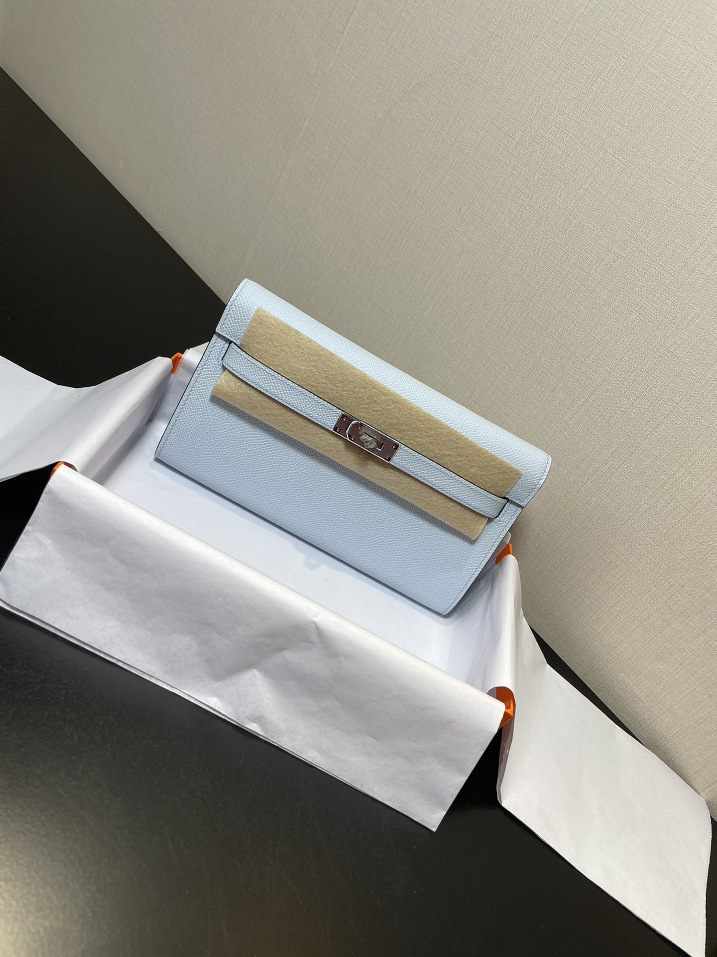 NO:699619,Half-hand ready stock Kelly woc hot-selling model, everyone must pay, practical, multi-purpose, detailed picture, color haze blue, synchronized counter wax thread sewing A-grade ESOM leather [ready stock] (dimensions length 20.5 x width 11 x thickness 2 cm)  Kelly crossbody bag, with shoulder strap, 4 card slots, 2 bill pockets, 1 central zipper coin purse, perfect with a small card holder, Hermes, hermes, wallets, satchels, crossbody bags, Hermes,19860909半手现货 Kelly woc热销款,每个人必收款,实用,多用处,细节图 颜色雾霾蓝,同步专柜蜡线缝制 A级ESOM皮【现货】（尺寸长20.5 x 宽11x 厚2厘米） 凯丽斜挎包,有肩带,4个卡槽,2个钞票口袋,1个中央拉链零钱包,配上小卡包再佳,爱马仕,hermes,wallets,satchels,crossbody bags,Hermes,,Bag