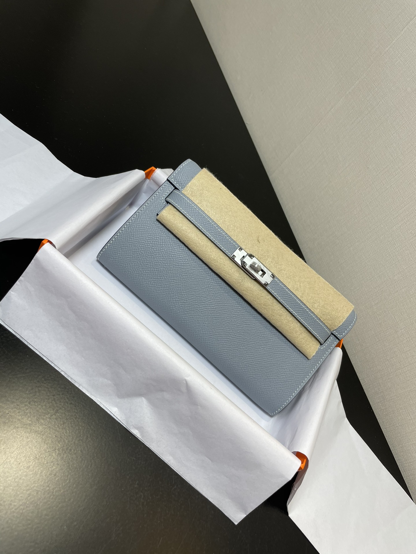 NO:699622,Half-hand ready stock Kelly woc hot-selling model, everyone must pay, practical, multi-purpose, detailed picture color linen blue, synchronized counter wax thread sewing A grade ESOM leather [ready stock] (dimensions length 20.5 x width 11 x thickness 2 cm)  Kelly crossbody bag, with shoulder strap, 4 card slots, 2 bill pockets, 1 central zipper coin purse, perfect with a small card holder, Hermes, hermes, wallets, satchels, crossbody bags, Hermes,19860909半手现货 Kelly woc热销款,每个人必收款,实用,多用处,细节图 颜色亚麻蓝,同步专柜蜡线缝制 A级ESOM皮【现货】（尺寸长20.5 x 宽11x 厚2厘米） 凯丽斜挎包,有肩带,4个卡槽,2个钞票口袋,1个中央拉链零钱包,配上小卡包再佳,爱马仕,hermes,wallets,satchels,crossbody bags,Hermes,,Bag