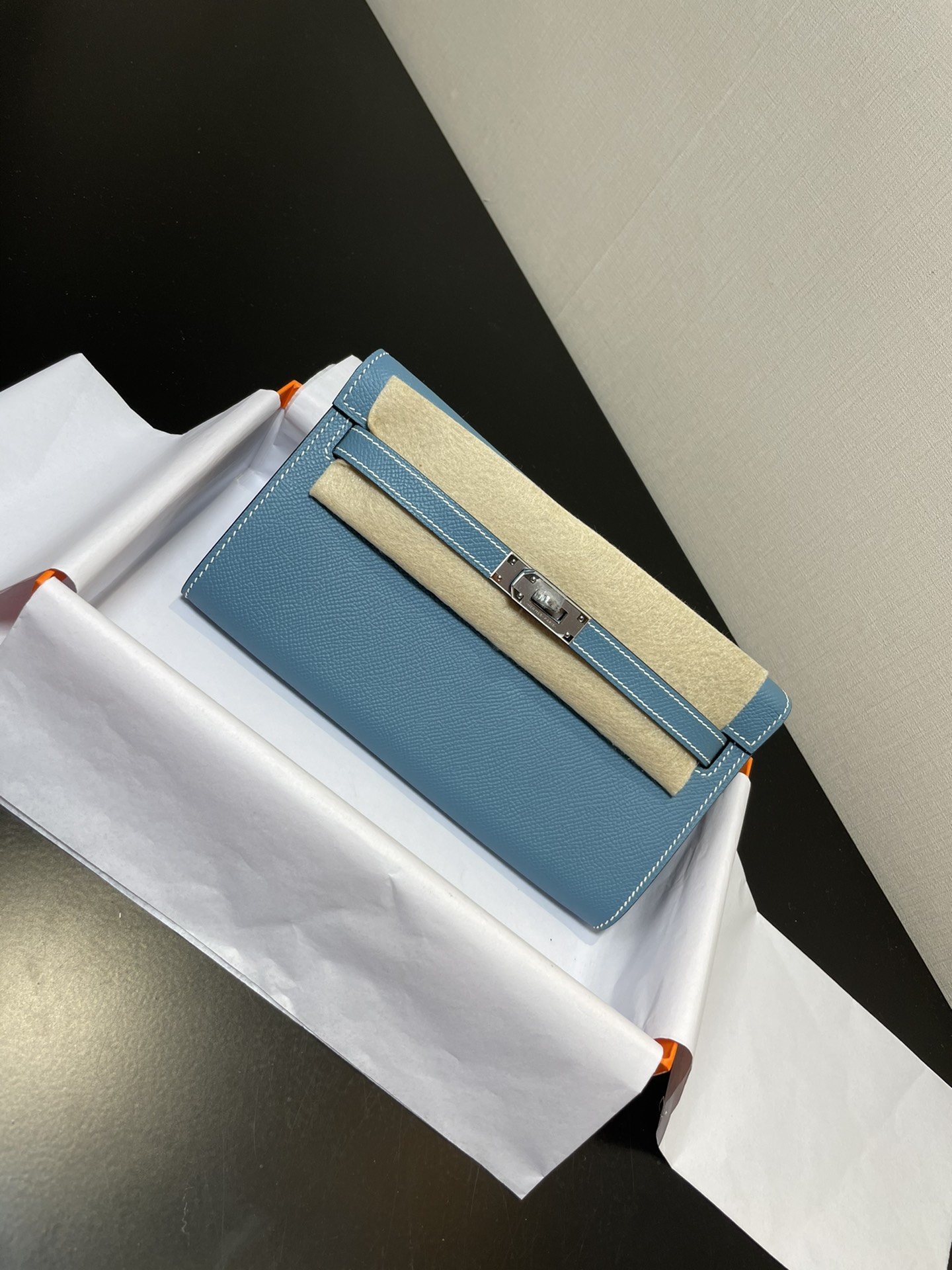 NO:699624,Half-hand ready stock Kelly WOC's best-selling model, everyone must pay, practical, multi-purpose, detailed picture Color denim blue, synchronized counter wax thread sewing A-grade ESOM leather [ready stock] (dimensions length 20.5 x width 11 x thickness 2 cm)  Kelly crossbody bag, with shoulder strap, 4 card slots, 2 bill pockets, 1 central zipper coin purse, perfect with a small card holder, Hermes, hermes, wallets, satchels, crossbody bags, Hermes,19860909半手现货 Kelly woc热销款,每个人必收款,实用,多用处,细节图 颜色牛仔蓝,同步专柜蜡线缝制 A级ESOM皮【现货】（尺寸长20.5 x 宽11x 厚2厘米） 凯丽斜挎包,有肩带,4个卡槽,2个钞票口袋,1个中央拉链零钱包,配上小卡包再佳,爱马仕,hermes,wallets,satchels,crossbody bags,Hermes,,Bag
