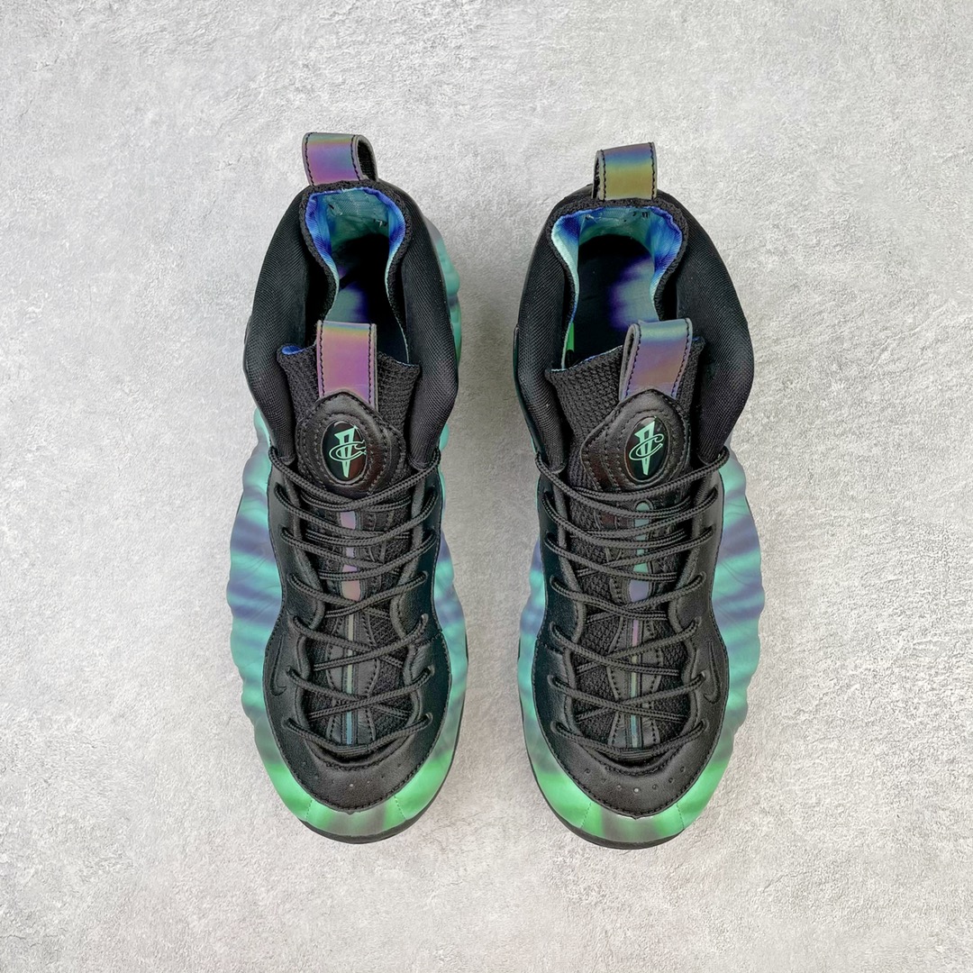 图片[2]-💰440 NK Air Foamposite One 极光喷 莞产原底面 公司渠道同模具 鞋型发泡360度无死角 双层Zoom气垫植入 中底完美注胶 搭载原厂碳纤维材质 诞生于1997年的NK Air Foamposite系列可以说是整个球鞋历史上最为经典的系列之一 也就是我们常说的“喷”和“泡” 其中“喷”由Foamposite One代言人Penny的英文音译而来 而“泡”则来源于另一款鞋型 Foamposite Pro中\”pro\”的音译 在诞生初期 由于高昂的造价以及超前的外形 Foamposite系列的反对者不在少数 甚至有人认为这款鞋会毁掉整个球鞋行业 但事实证明这双灵感来自于甲虫 自带“黑科技”鞋面以及双层Zoom+大块碳板的太空球鞋不仅受到了大众的接受与追捧 并且成功的影响了篮球鞋的发展 SIZE：38.5 39 40 40.5 41 42 42.5 43 44 44.5 45 46 编码：by5936010-运动鞋