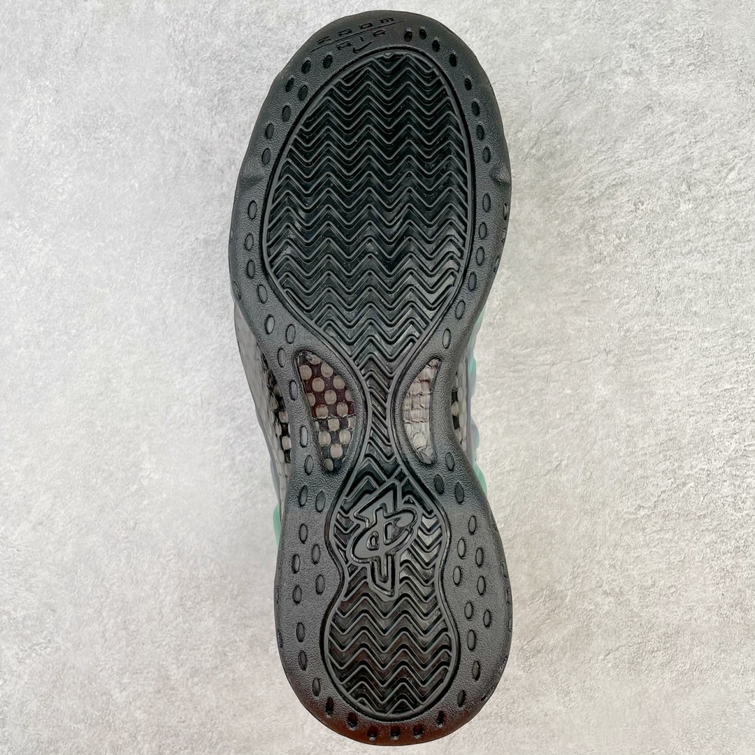 图片[9]-💰440 NK Air Foamposite One 极光喷 莞产原底面 公司渠道同模具 鞋型发泡360度无死角 双层Zoom气垫植入 中底完美注胶 搭载原厂碳纤维材质 诞生于1997年的NK Air Foamposite系列可以说是整个球鞋历史上最为经典的系列之一 也就是我们常说的“喷”和“泡” 其中“喷”由Foamposite One代言人Penny的英文音译而来 而“泡”则来源于另一款鞋型 Foamposite Pro中\”pro\”的音译 在诞生初期 由于高昂的造价以及超前的外形 Foamposite系列的反对者不在少数 甚至有人认为这款鞋会毁掉整个球鞋行业 但事实证明这双灵感来自于甲虫 自带“黑科技”鞋面以及双层Zoom+大块碳板的太空球鞋不仅受到了大众的接受与追捧 并且成功的影响了篮球鞋的发展 SIZE：38.5 39 40 40.5 41 42 42.5 43 44 44.5 45 46 编码：by5936010-运动鞋