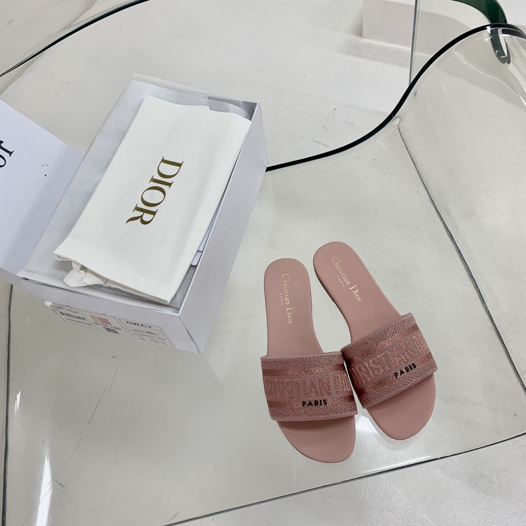 Las sandalias CD Dior 21ss resort series son el último color de este año. Lo amo mucho 😍 Amo su belleza. Bordado tridi…