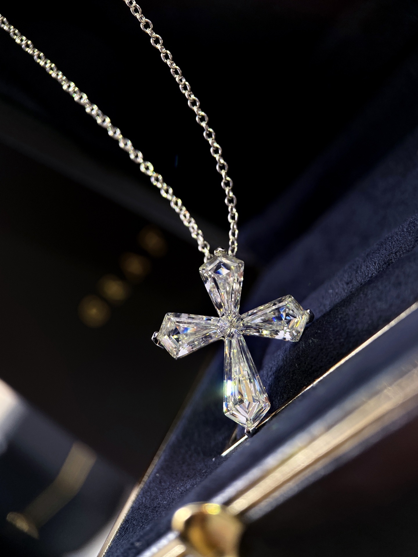 十字架✝️钻石项链CRISS CROSS
无边镶十字架钻石项链
来自钻石之王GR@FF的设计,采用了无