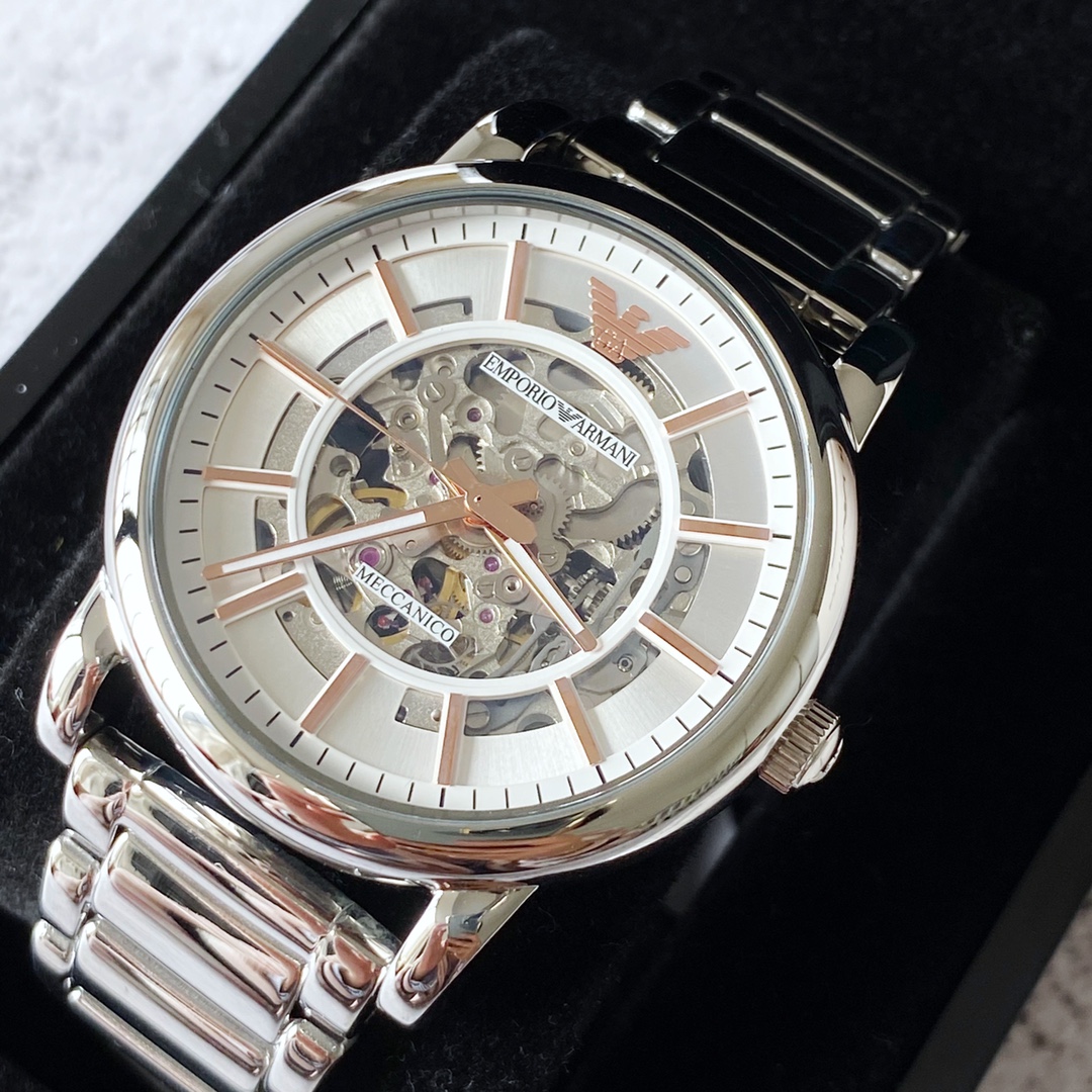 L0    阿玛尼 Armani AR1980 银色镂空透视自动机械表 镂空透视窗，质感指针、利落线条大气跃然于手银色表盘搭配316钢带表链大气又美观 生活防水30米。